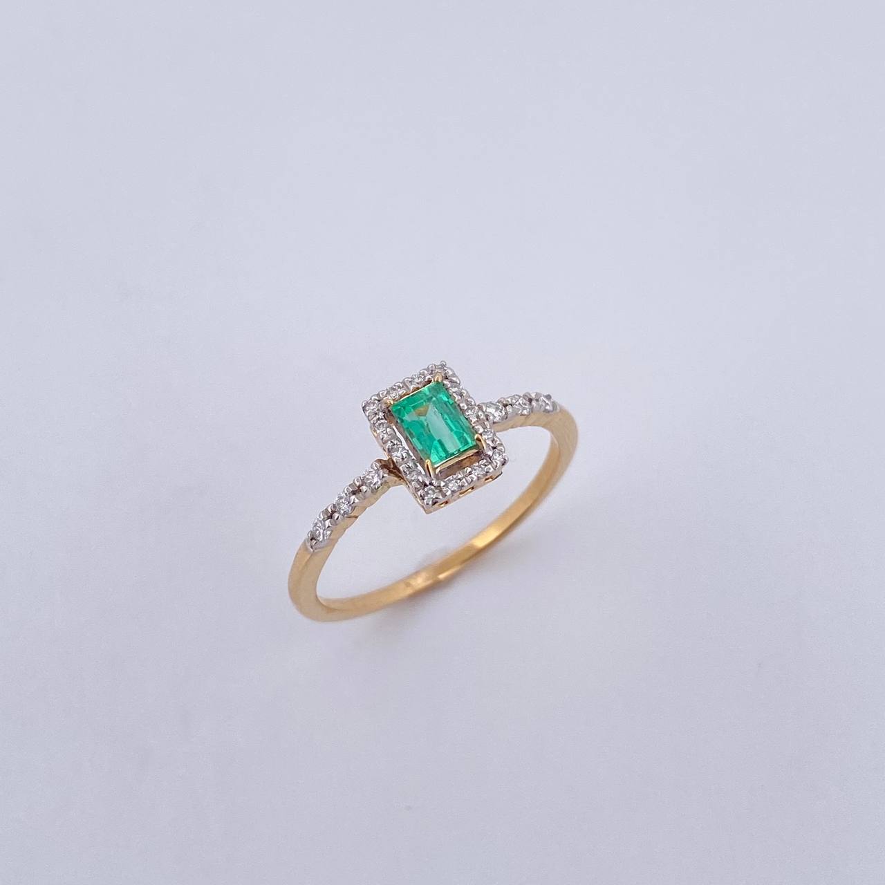 Anillo Solitario Rectangular 2gr / T6 3/4 / Esmeraldas 26 Pts Diamantes 16 Pts Dos Oros Amarillo Blanco 18K (Joya) &