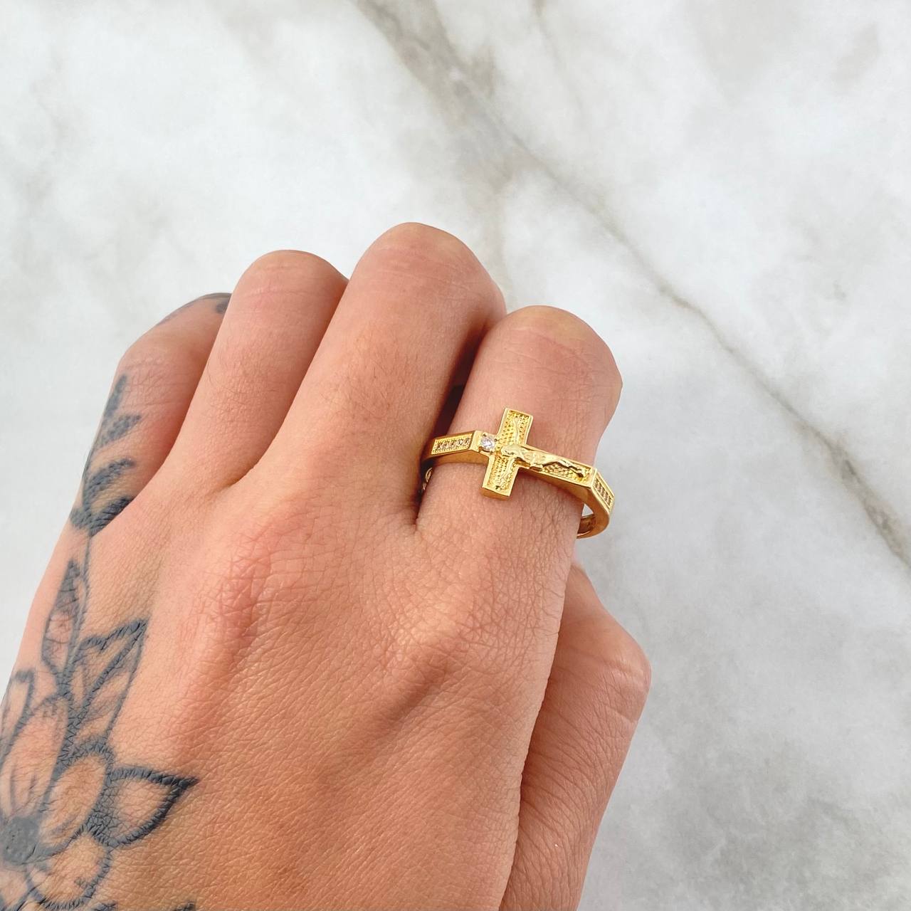 Anillo Cruz Cristo Recto Texturizado 3.4gr / T10 1/2 / Circones Blancos Oro Amarillo 18K