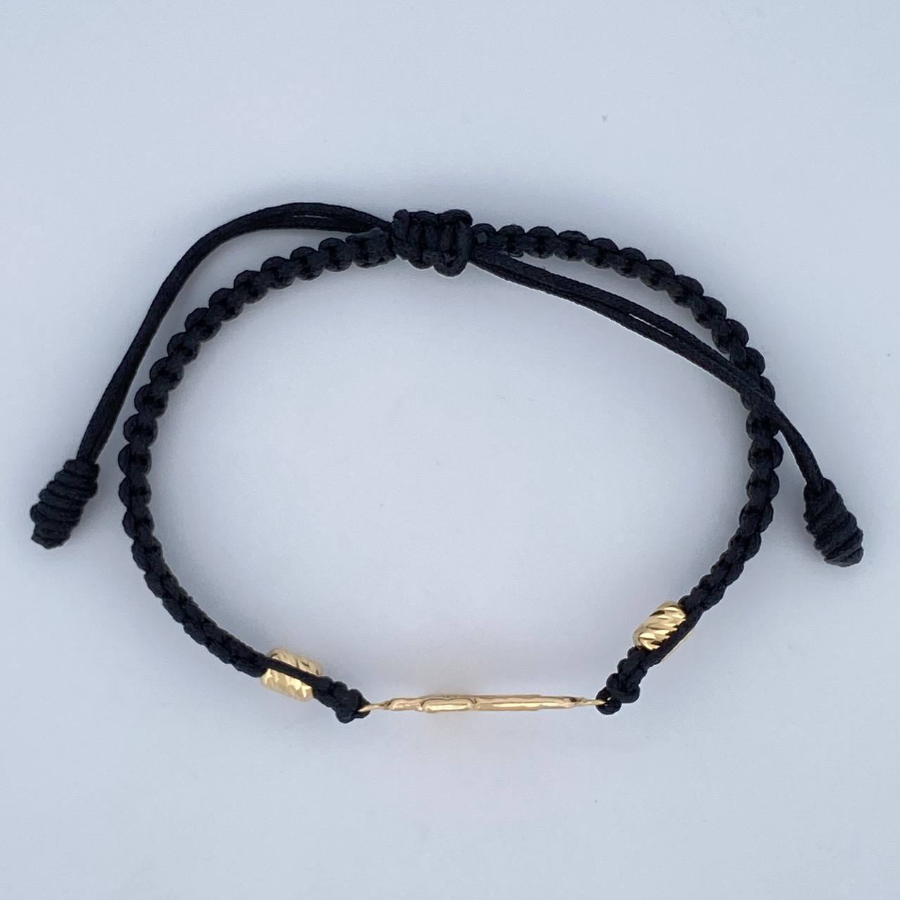 Pulsera Tejida Negra Cruz Cristo 1.1gr / Oro 18K $