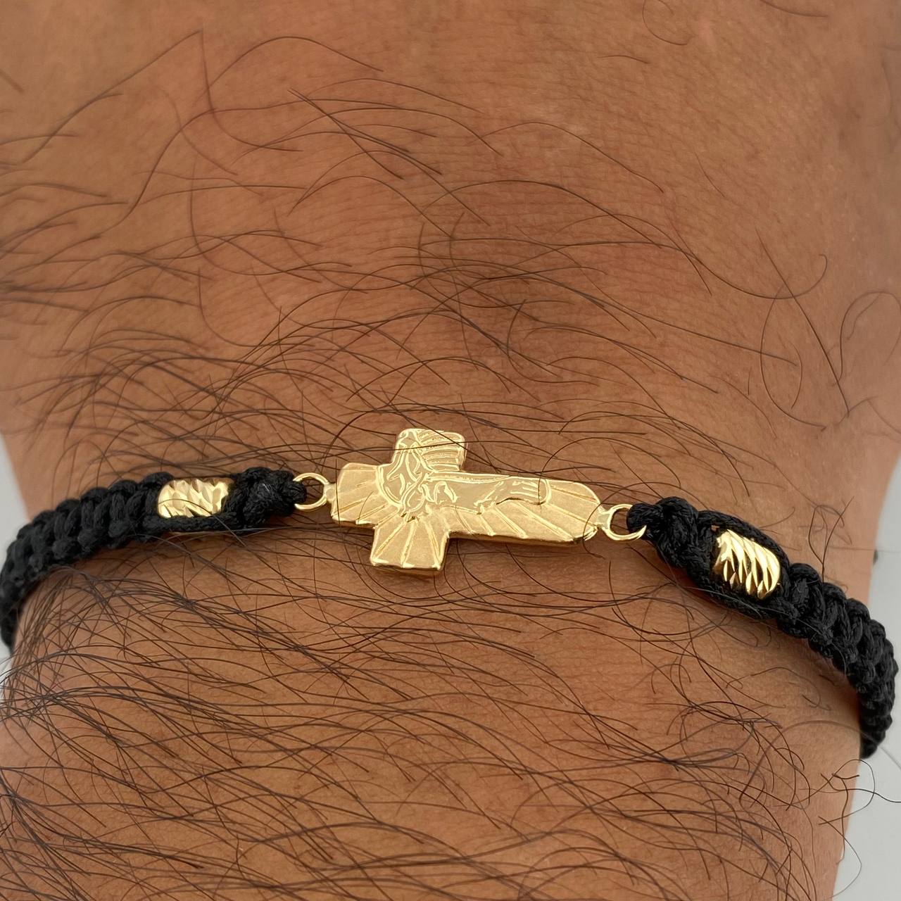 Pulsera Tejida Negra Cruz Cristo 1.1gr / Oro 18K $