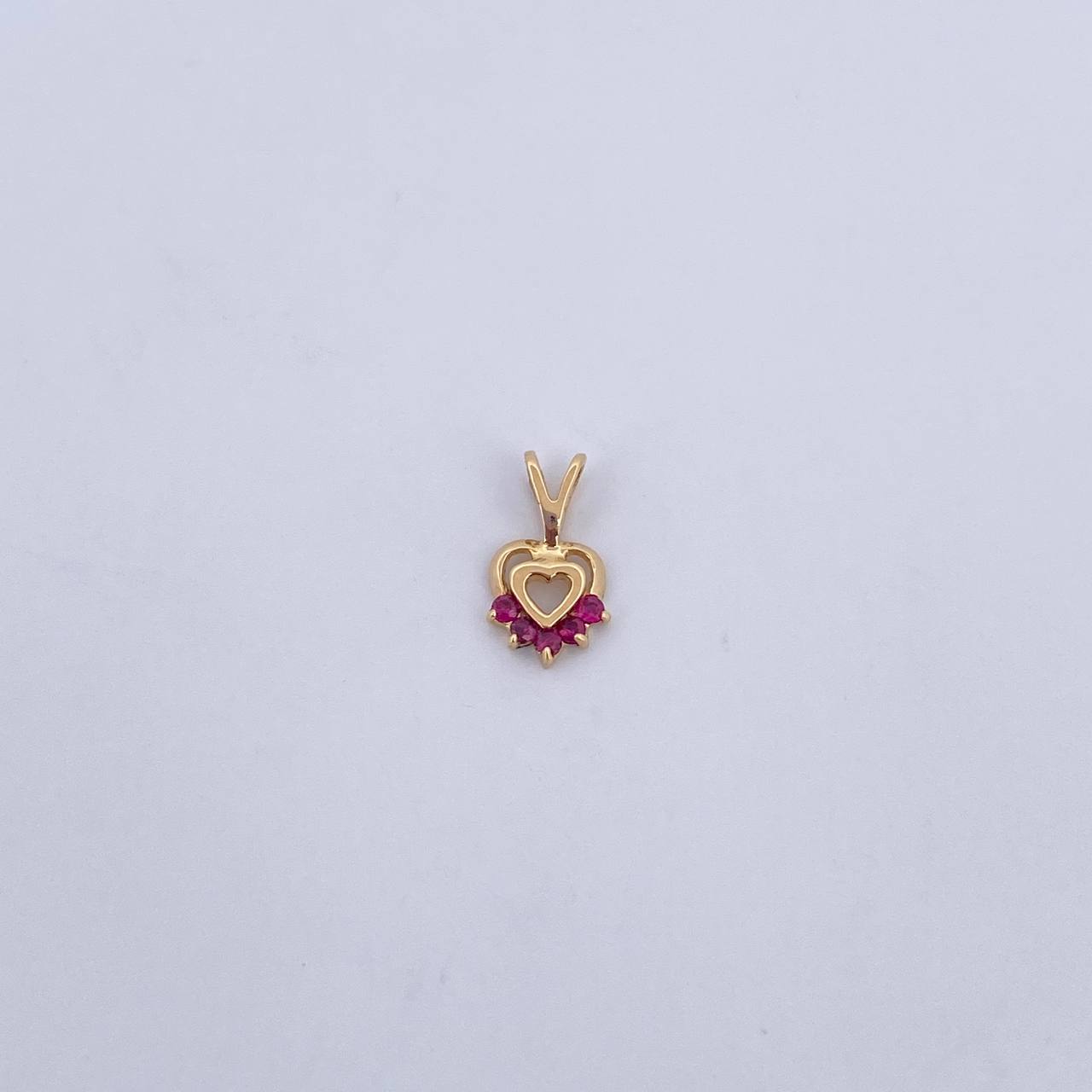 Dije Silueta Corazon 0.35gr / 1.1cm /  Rubíes 7 Pts Oro Amarillo 18K (Joya) &