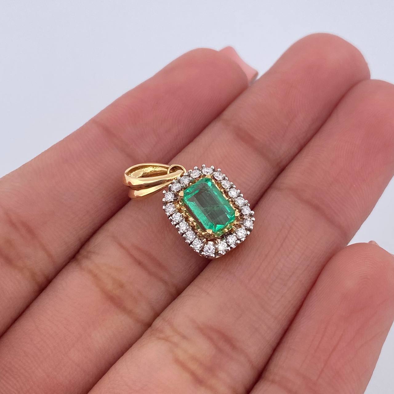 Dije Rectangulo Tupido 1.9gr / 1.9cm / Esmeralda 70 Pts Diamantes 20 Pts Dos Oros Amarillo Blanco 18K (Joya) &