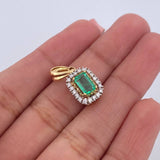 Dije Rectangulo Tupido 1.9gr / 1.9cm / Esmeralda 70 Pts Diamantes 20 Pts Dos Oros Amarillo Blanco 18K (Joya) &