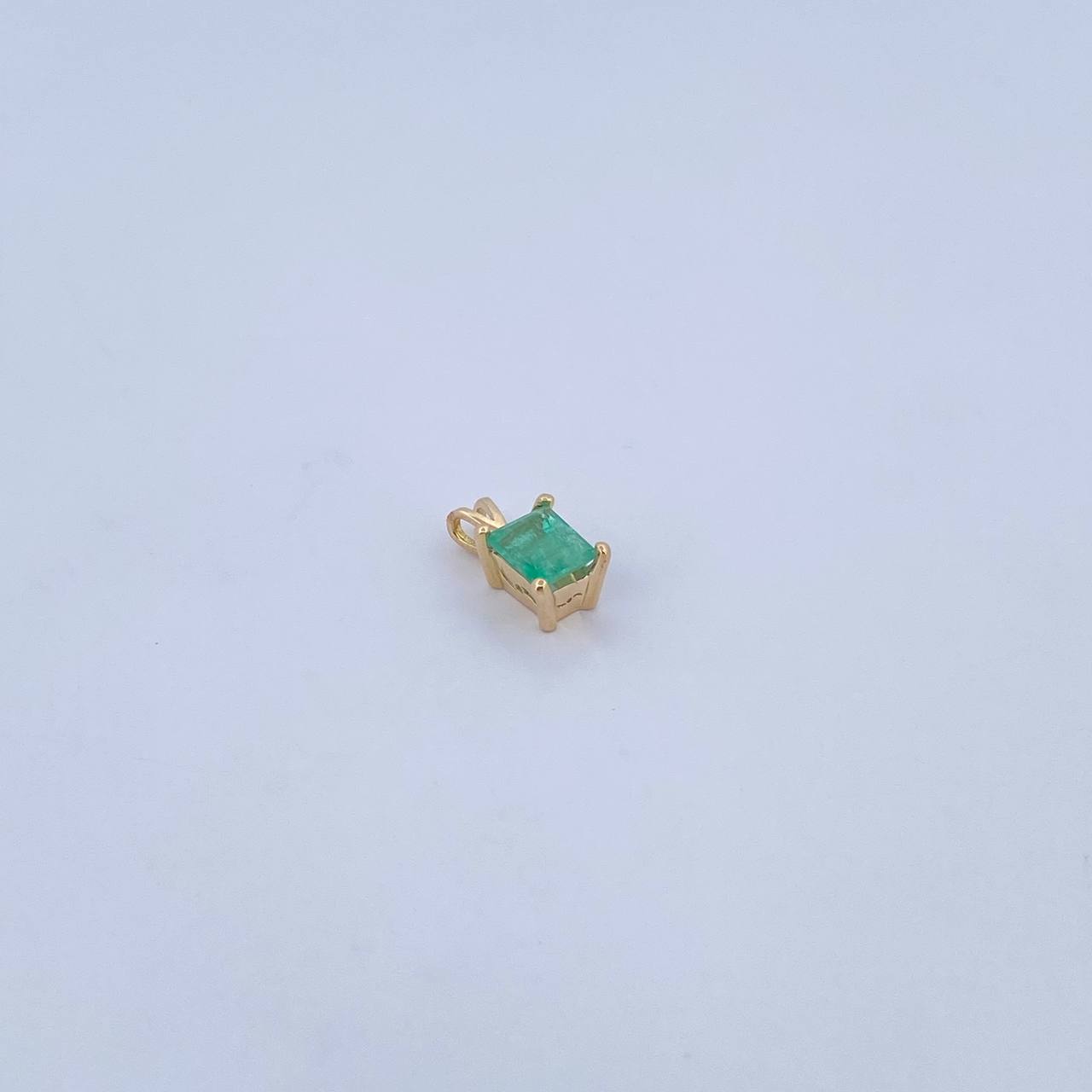 Dije Rectangulo 0.45gr / 1cm / Esmeralda 32 Pts Oro Amarillo 18K (Joya) &