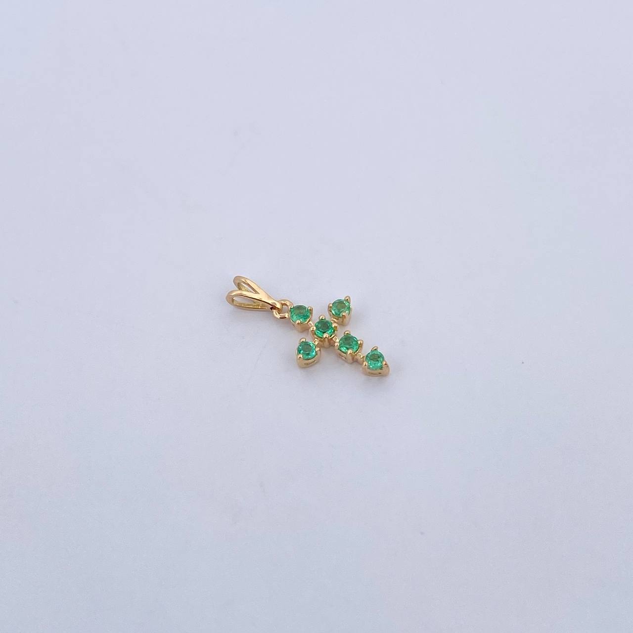 Dije Cruz 0.6gr / 1.8cm / Esmeraldas 22 Pts Oro Amarillo 18K (Joya) &