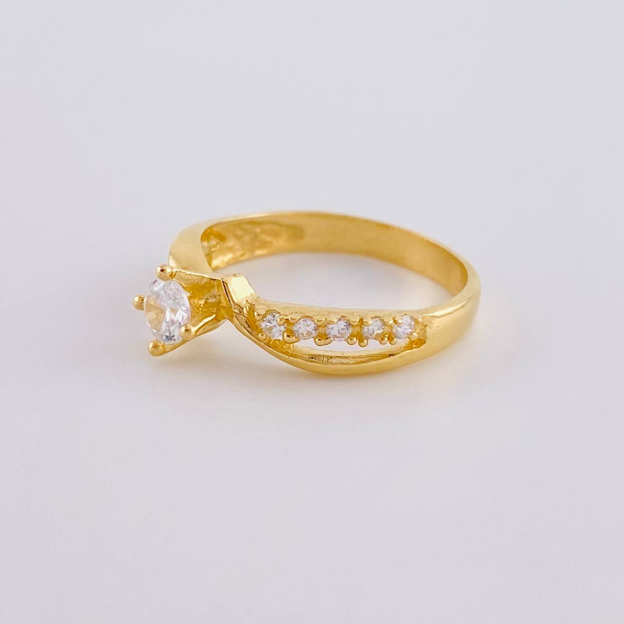 Anillo Solitario Entrelazado 2.55 g / T7 Oro Amarillo 18K