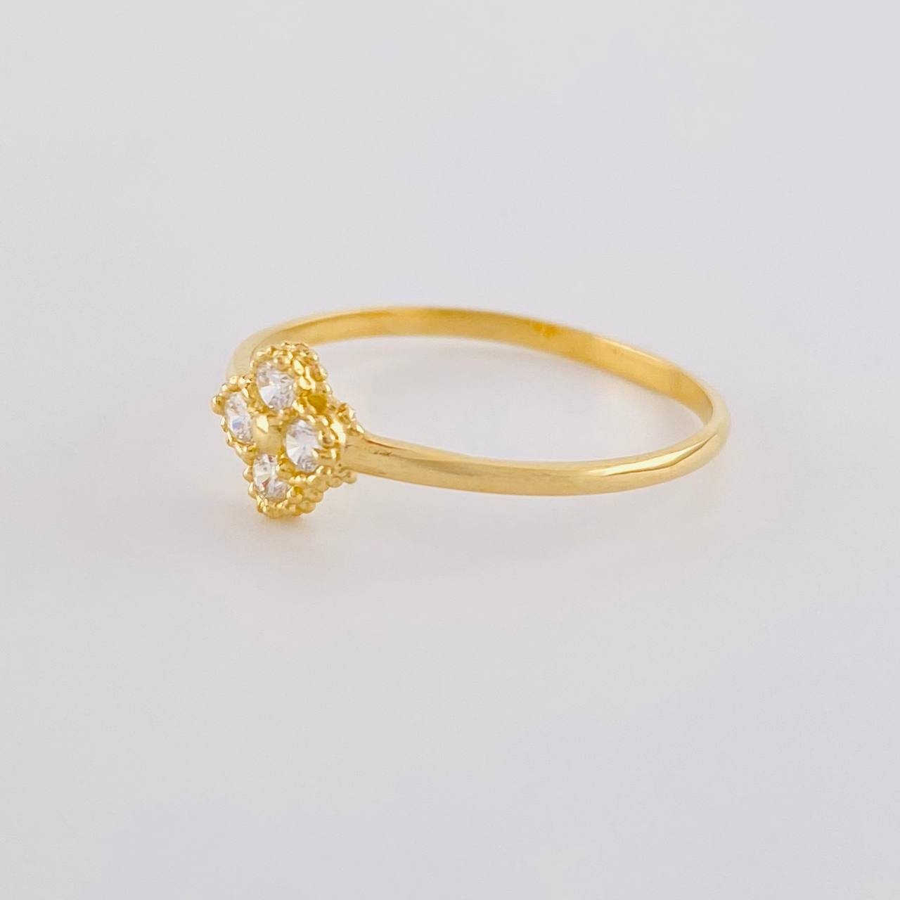 Anillo Flor Trebol 1.2 g / T7 3/4 Oro Amarillo 18K