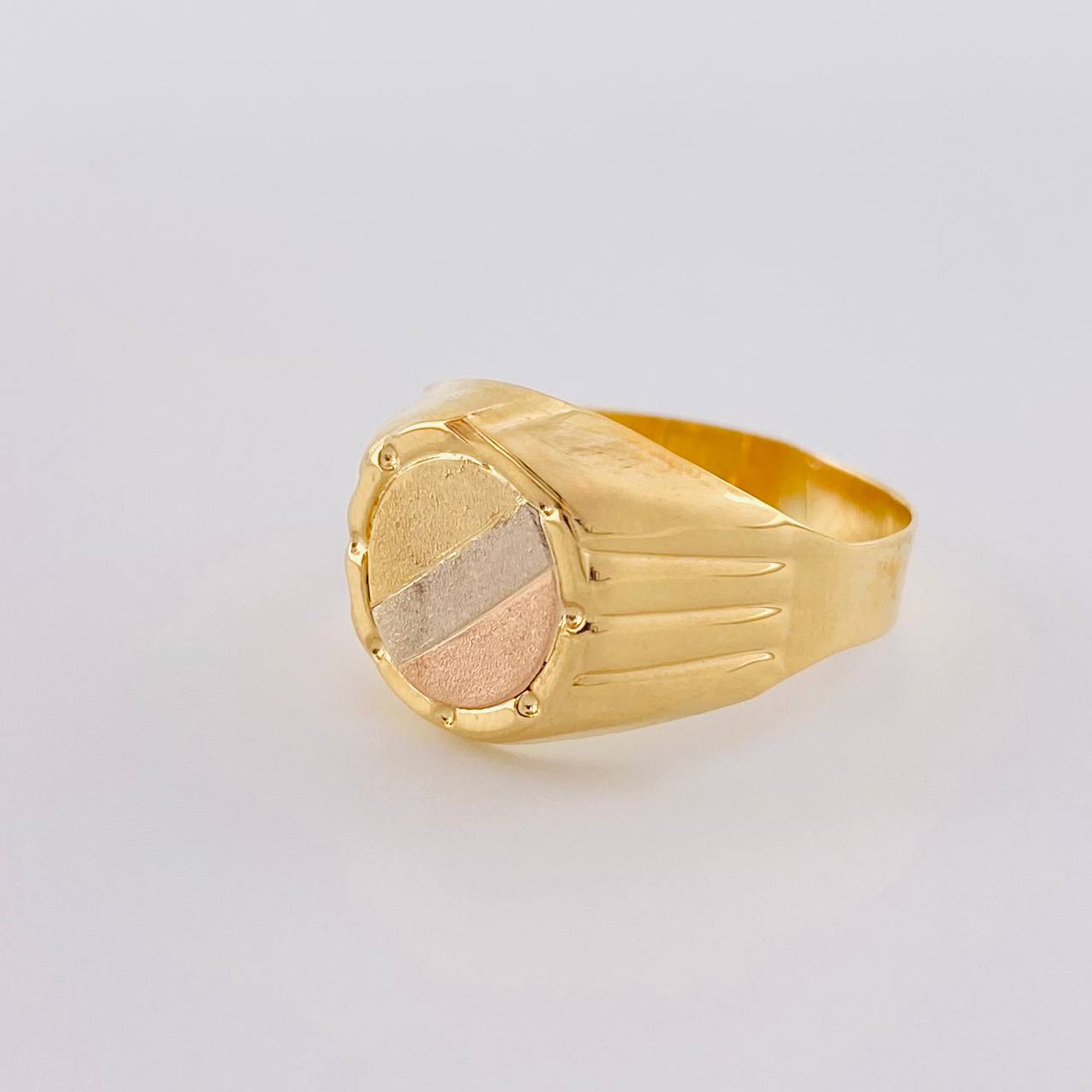 Anillo Sello Redondo Con Marco 3.5 g / T10 1/2 Tres Oros 18K