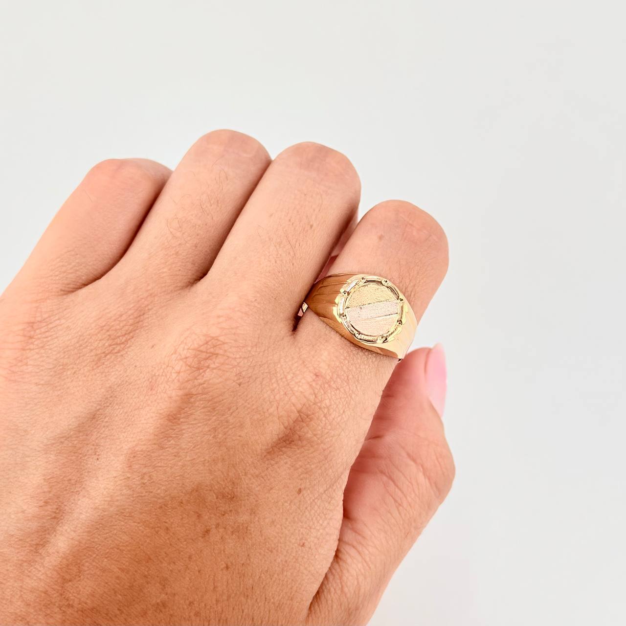 Anillo Sello Redondo Con Marco 3.5 g / T10 1/2 Tres Oros 18K