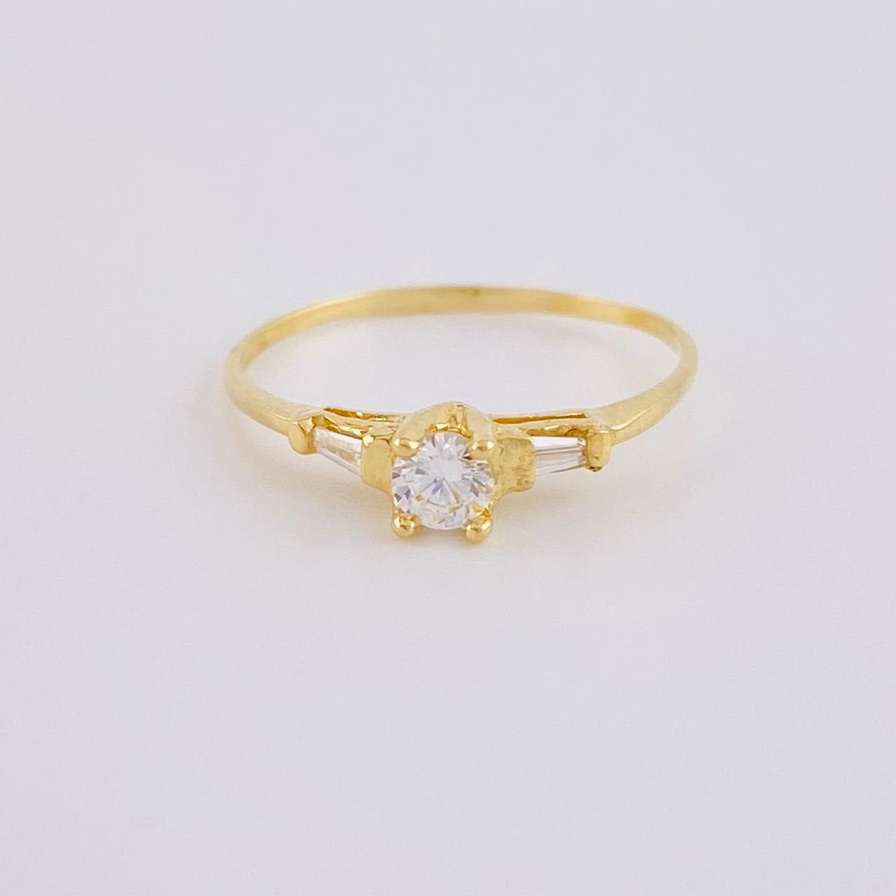 Anillo Solitario Chispas Cuadradas 1.2 g / T6 1/2 Oro Amarillo 18K