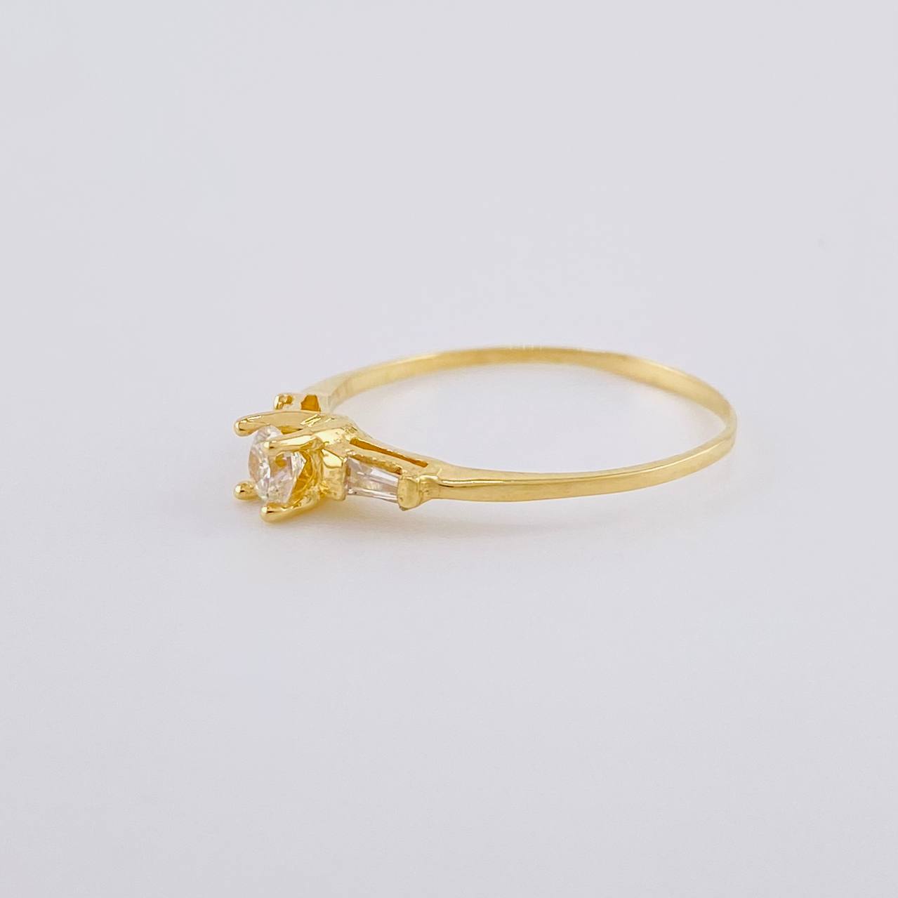 Anillo Solitario Chispas Cuadradas 1.2 g / T6 1/2 Oro Amarillo 18K
