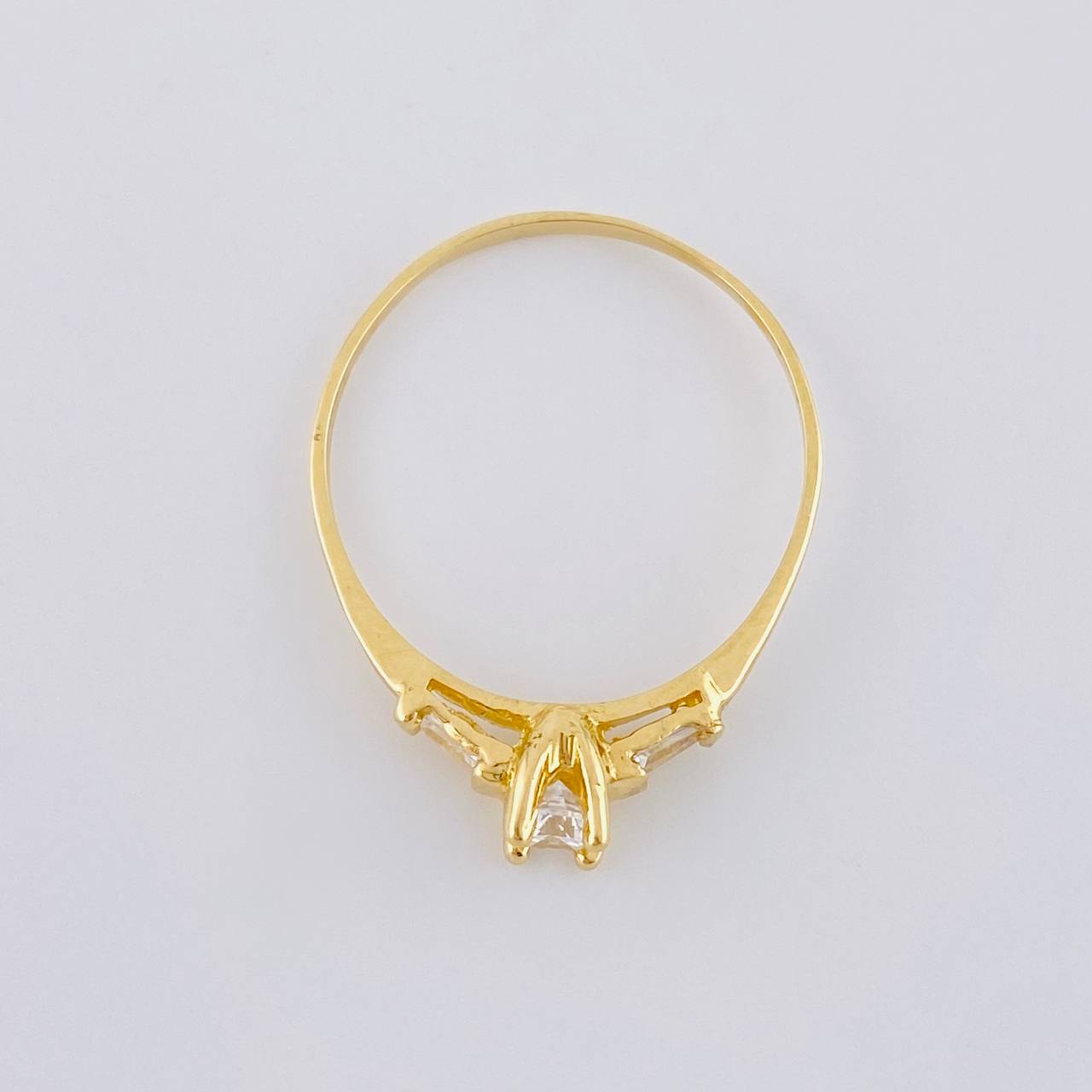 Anillo Solitario Chispas Cuadradas 1.2 g / T6 1/2 Oro Amarillo 18K