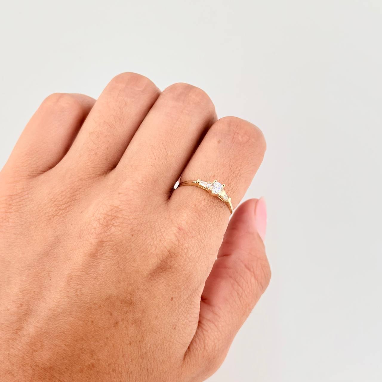 Anillo Solitario Chispas Cuadradas 1.2 g / T6 1/2 Oro Amarillo 18K