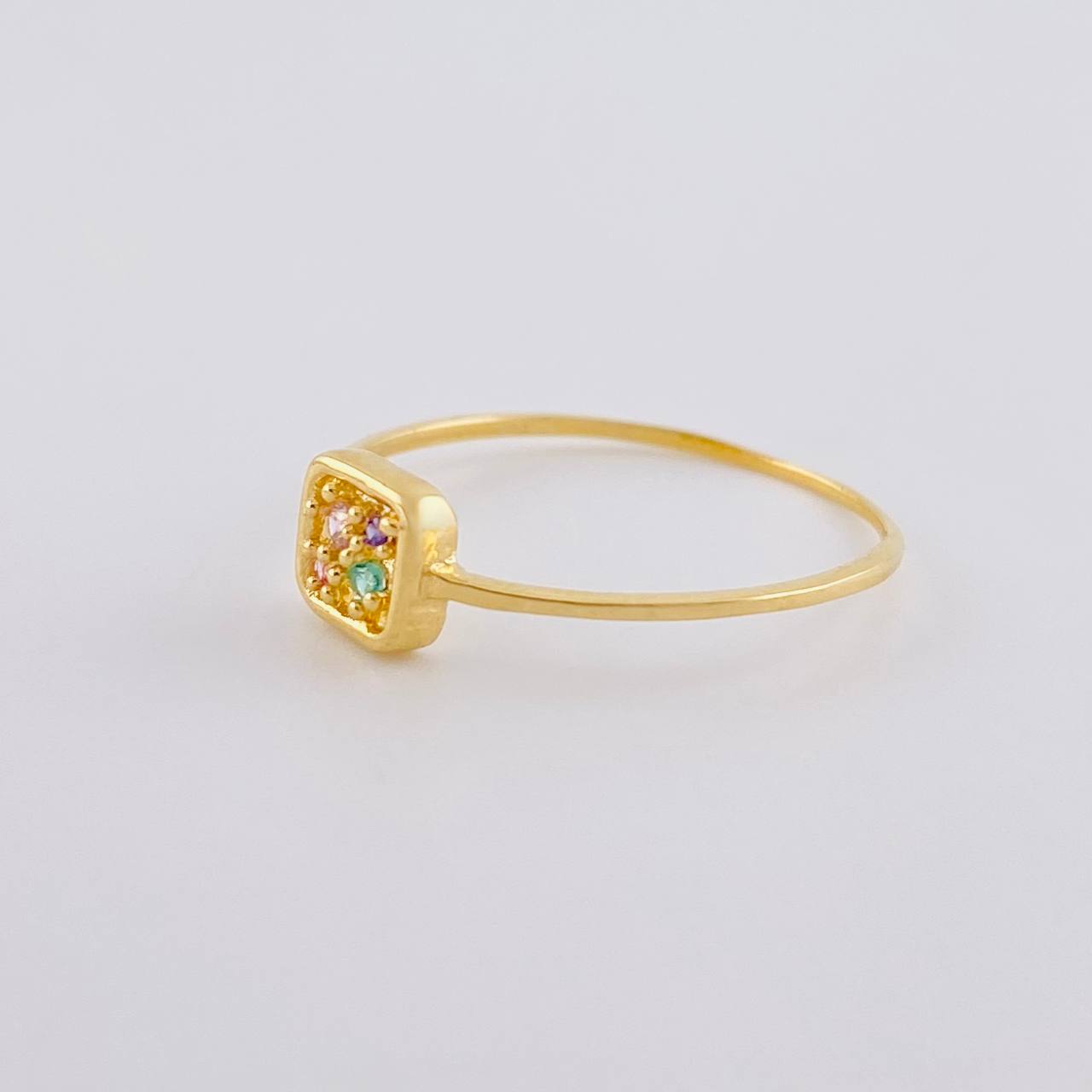 Anillo Recuadro Triqui 0.9 g / T7 1/2 Oro Amarillo 18K