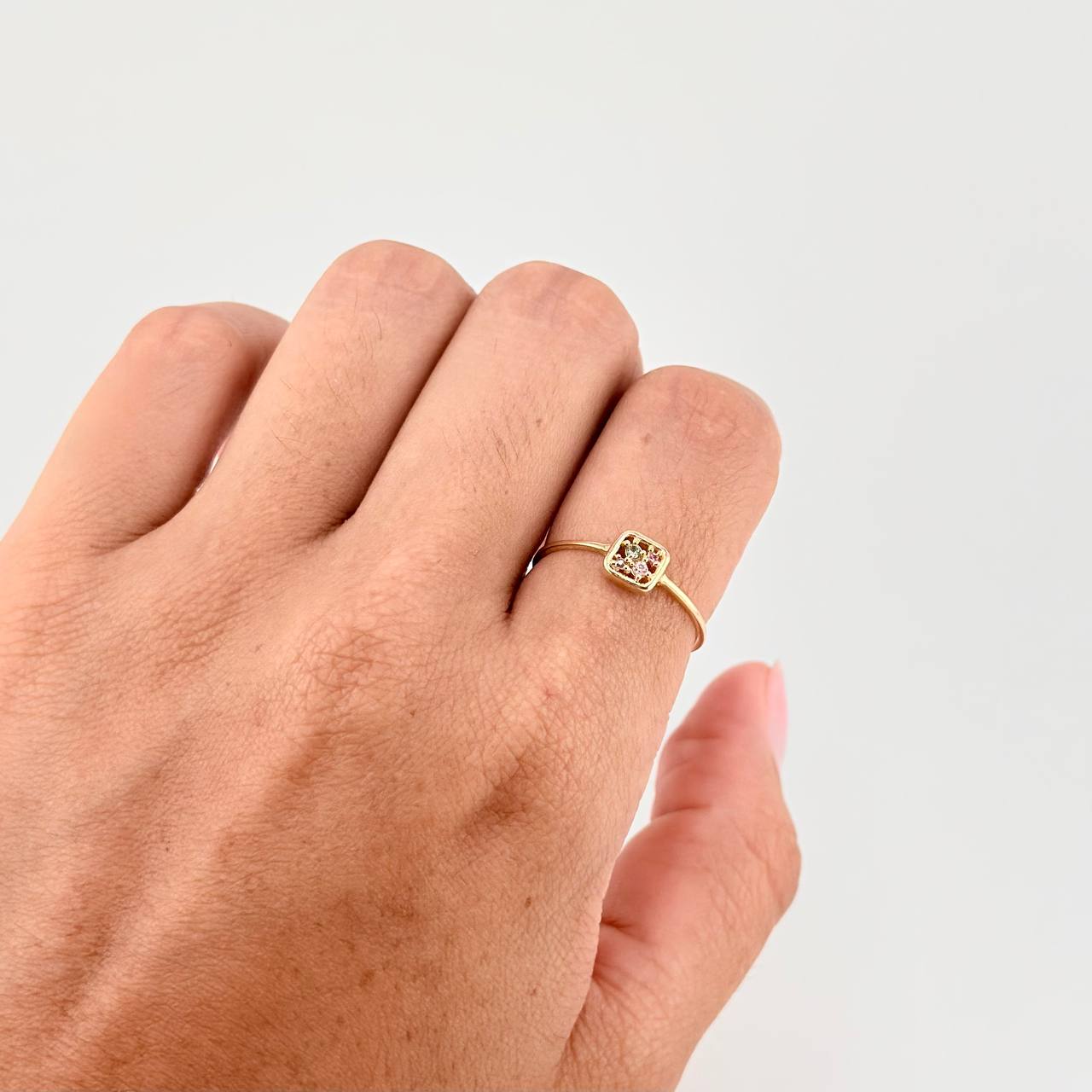 Anillo Recuadro Triqui 0.9 g / T7 1/2 Oro Amarillo 18K