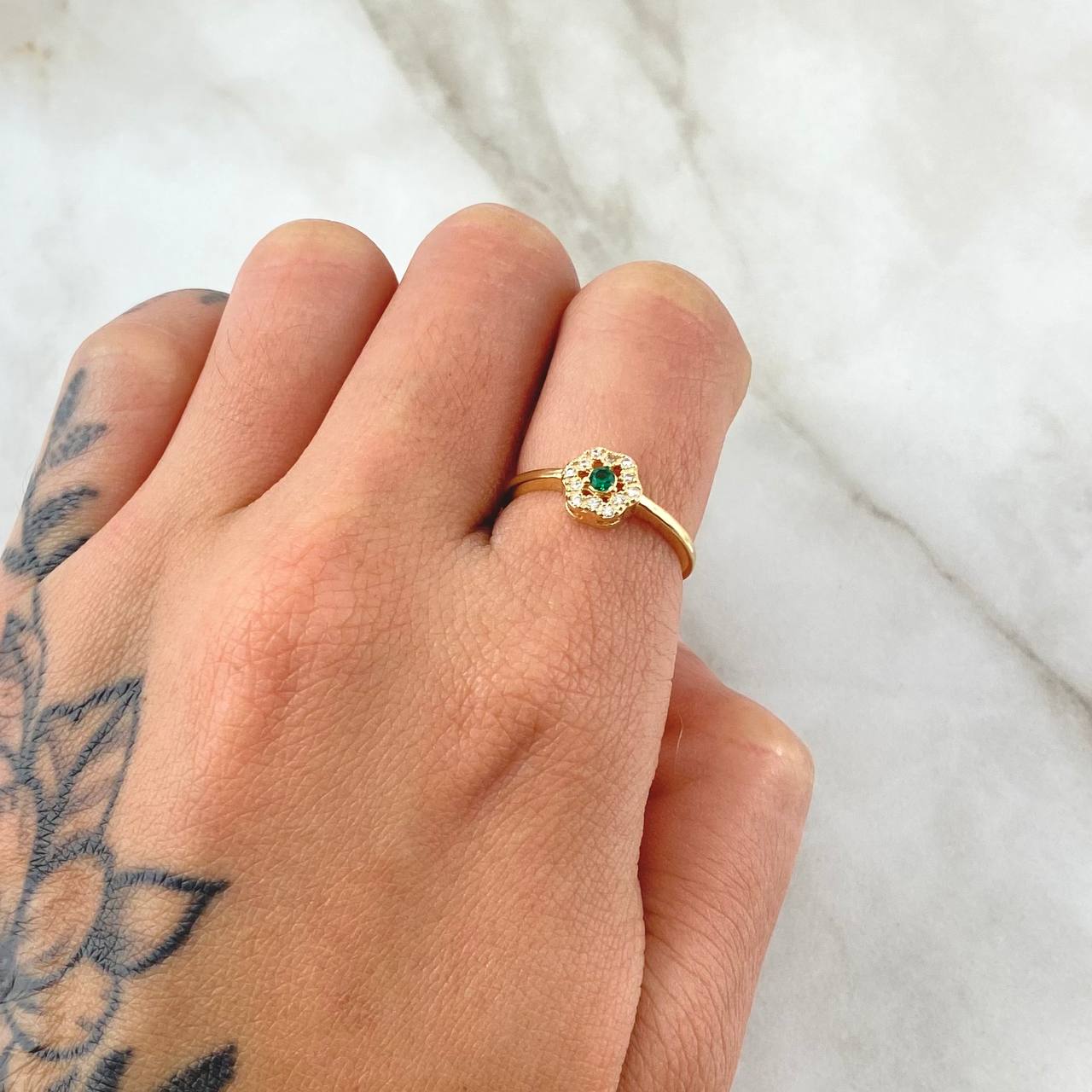 Anillo Flor Hectagonal 1.8gr / T5 3/4 / Circones Blancos Verde Oro Amarillo 18K ©