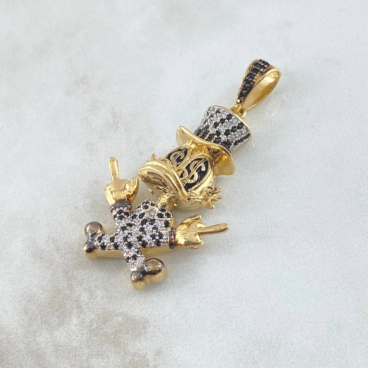 Dije Pato Rebelde 10.8gr / 4.5cm / Circones Blancos-Negros Oro Amarillo 18K *