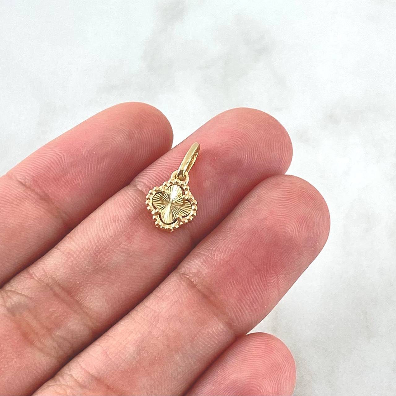 Dije Treból VCyA 1gr / 1.5cm / Diamantado Punteado Oro Amarillo Nac.Esp. 18K ©