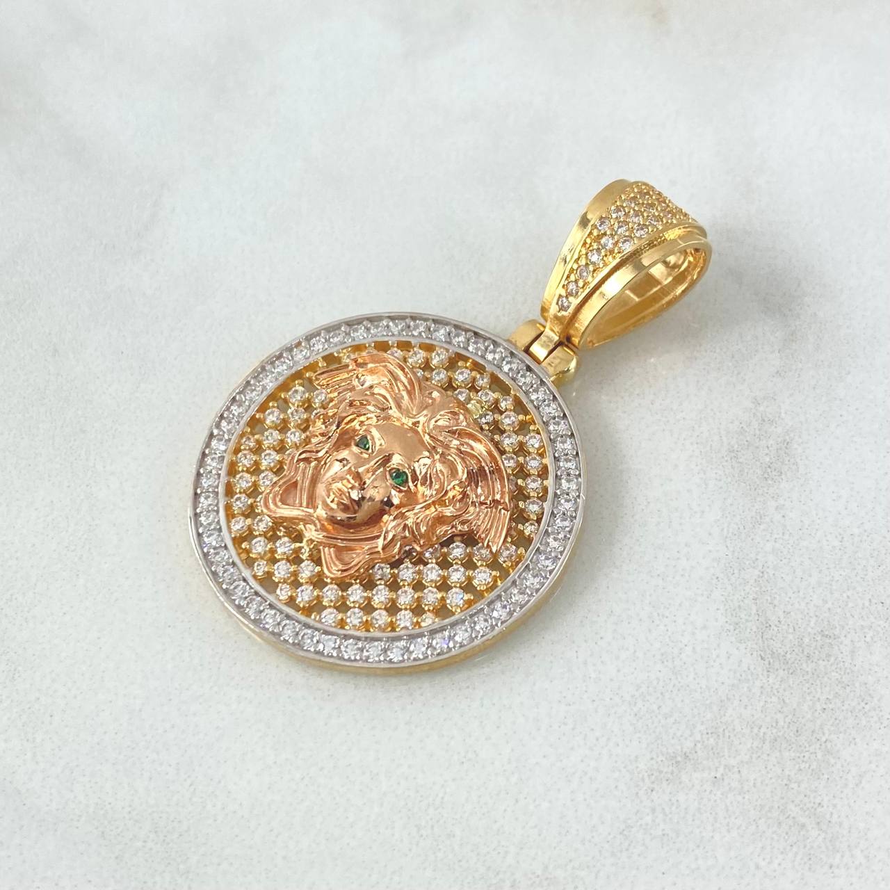 Dije Medalla Medusa 10gr / 4cm / Circones Blancos - Ojos Verdes Tres Oros 18K ©