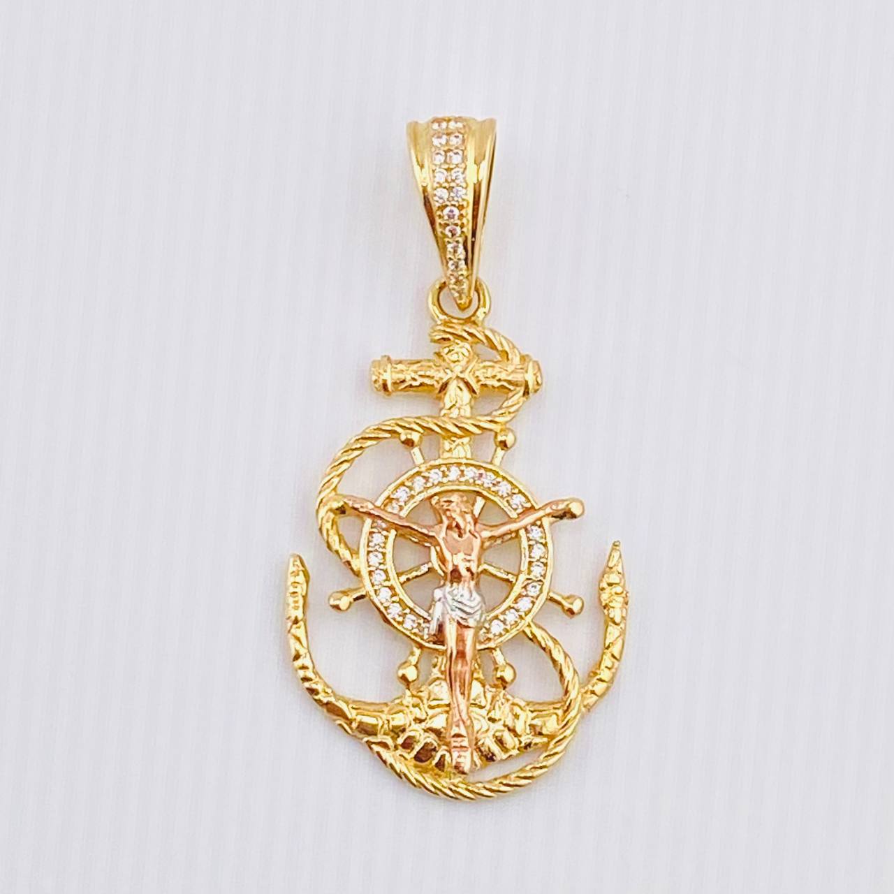Dije Ancla Timón Cristo 6gr / 4.6cm / Tres Oros 18K *