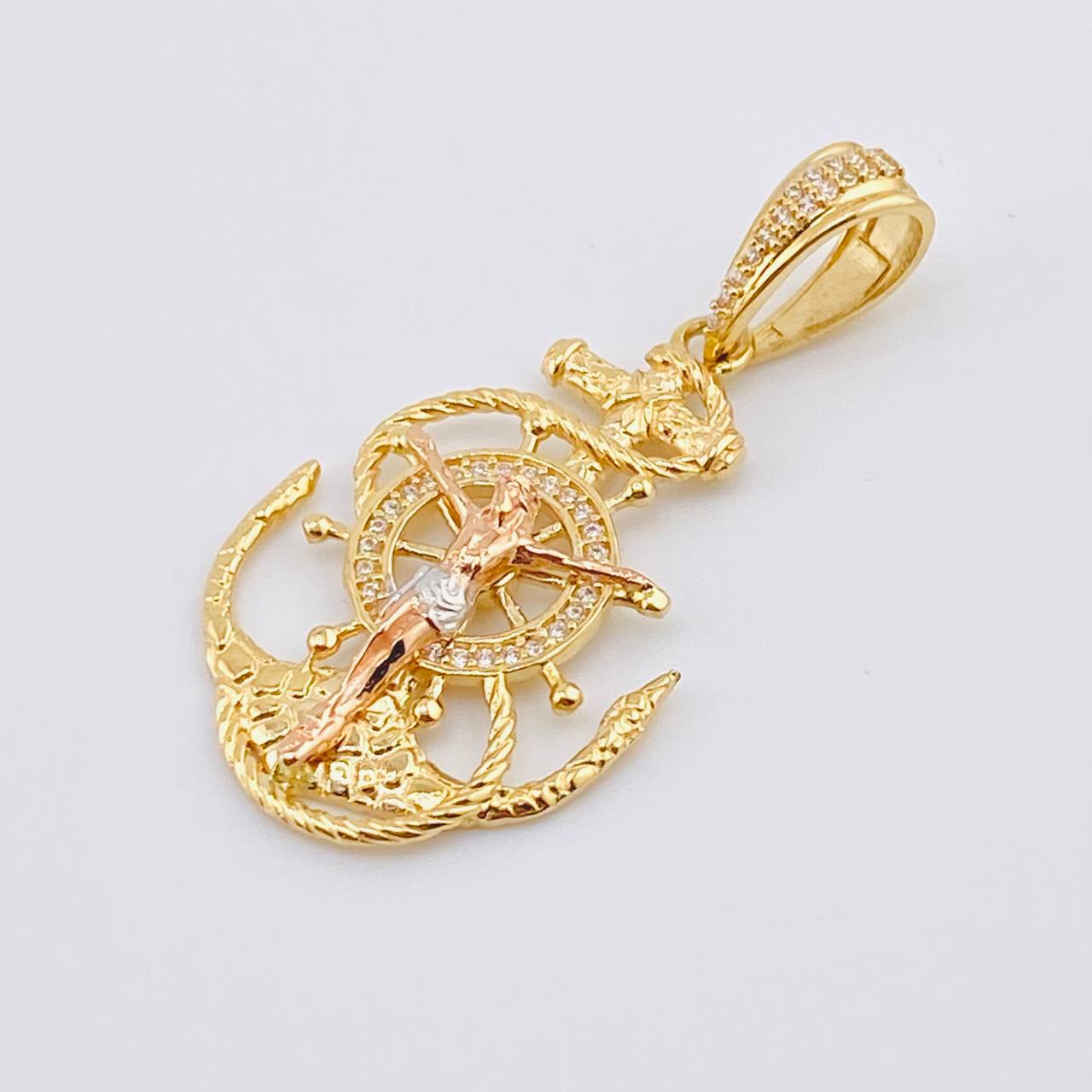 Dije Ancla Timón Cristo 6gr / 4.6cm / Tres Oros 18K *