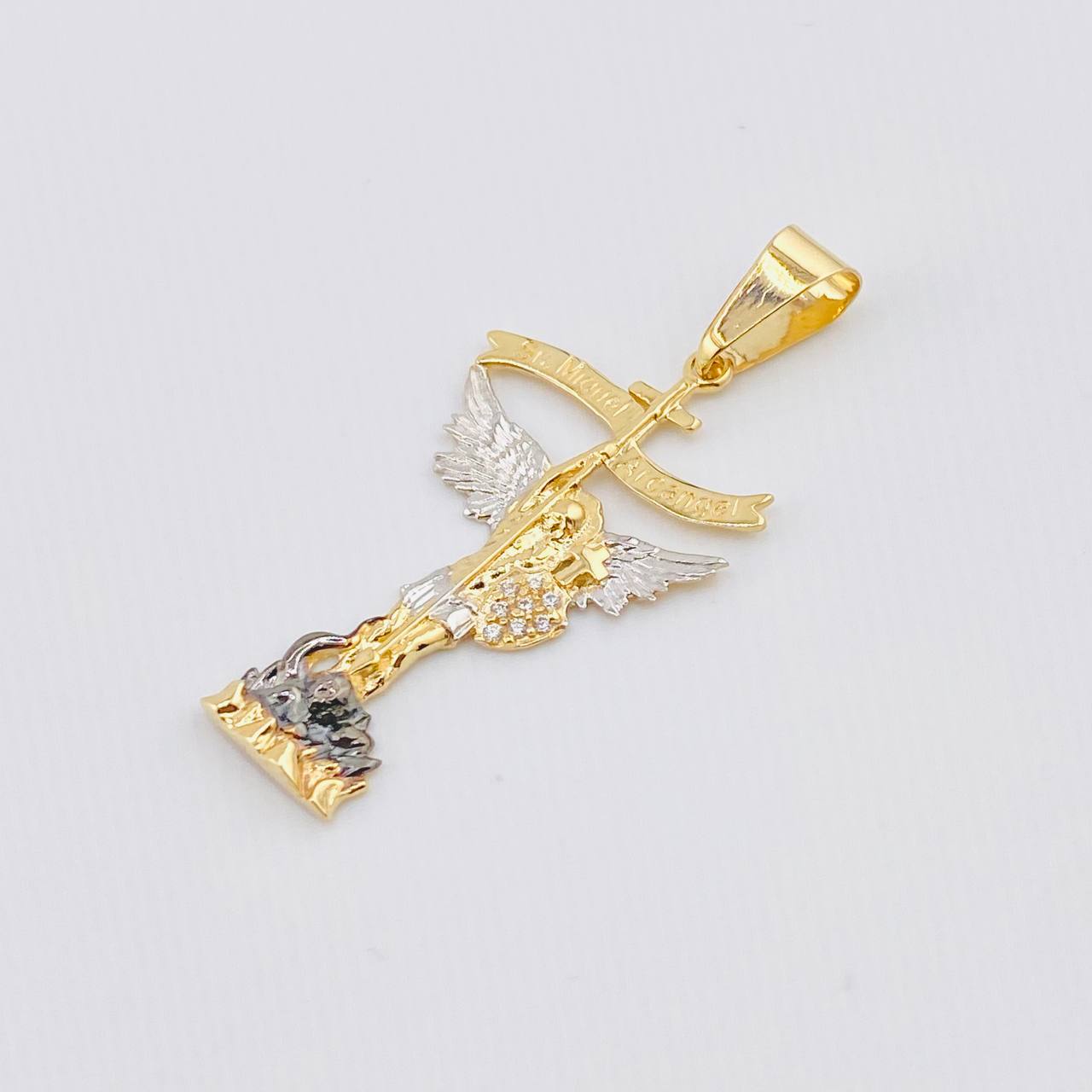 Dije San Miguel 2.25gr / 4.3cm / Dos Oros Amarillo Blanco 18K *