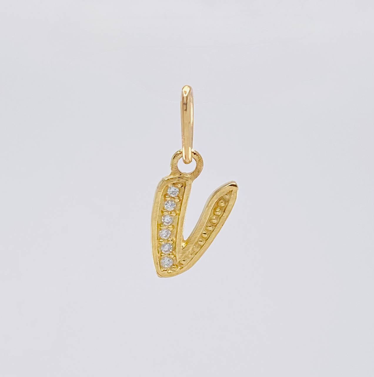 Dije Letra V Cursiva 0.65 g / 2.5 cm Oro Amarillo 18K