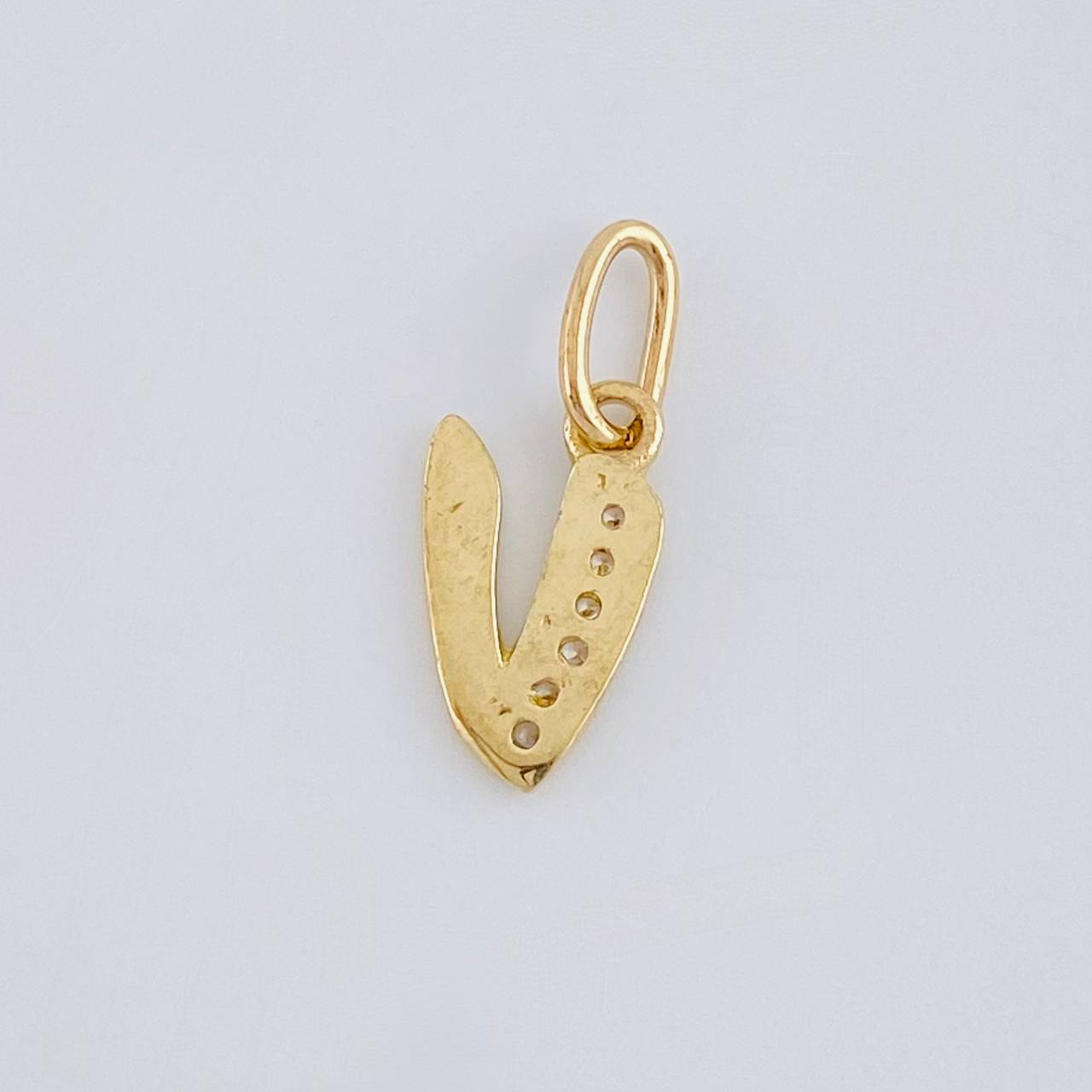 Dije Letra V Cursiva 0.7 g / 2.5 cm Oro Amarillo 18K