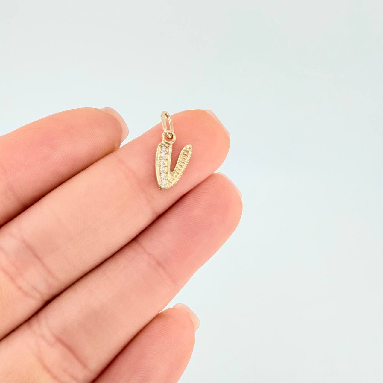 Dije Letra V Cursiva 0.65 g / 2.5 cm Oro Amarillo 18K