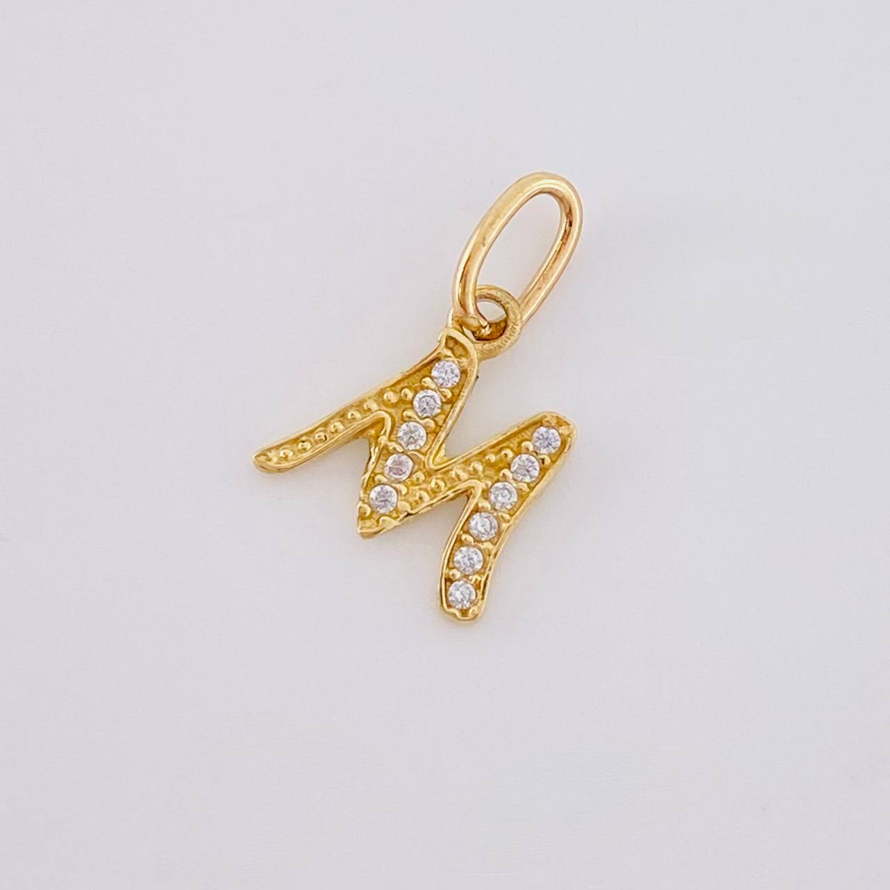Dije Letra M Cursiva 0.6 g / 2.5 cm Oro Amarillo 18K