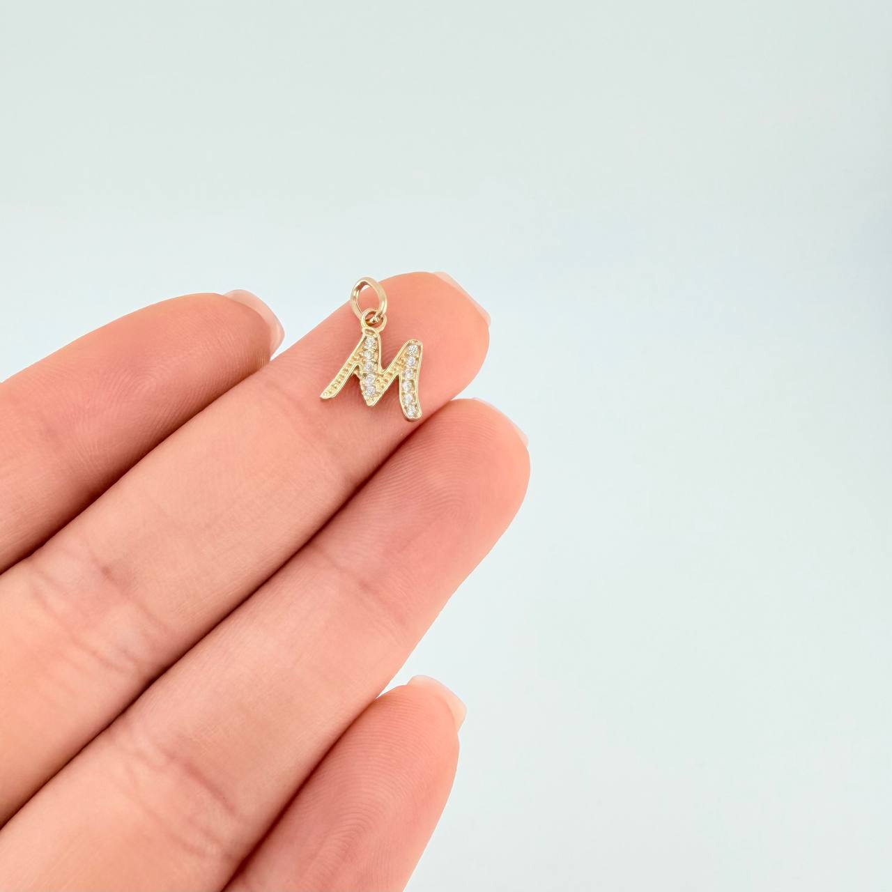Dije Letra M Cursiva 0.6 g / 2.5 cm Oro Amarillo 18K