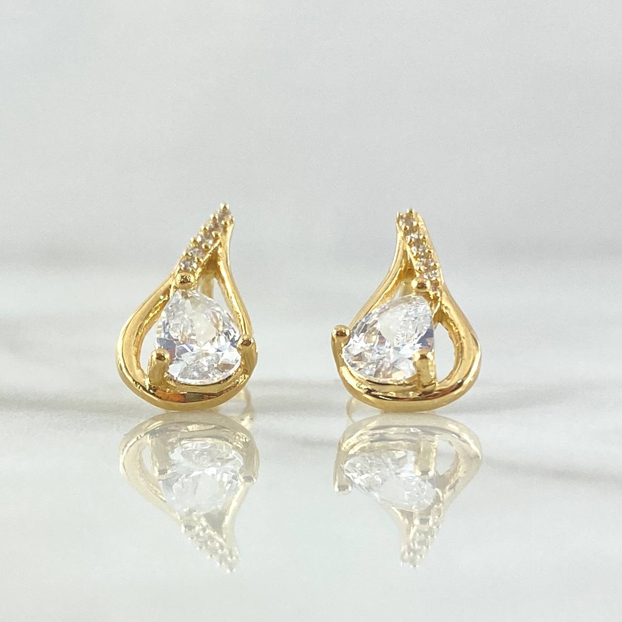 Topos Gota Basteado 2.65gr / 1.5cm / Circones Blancos Broche Mariposa Oro Amarillo 18K