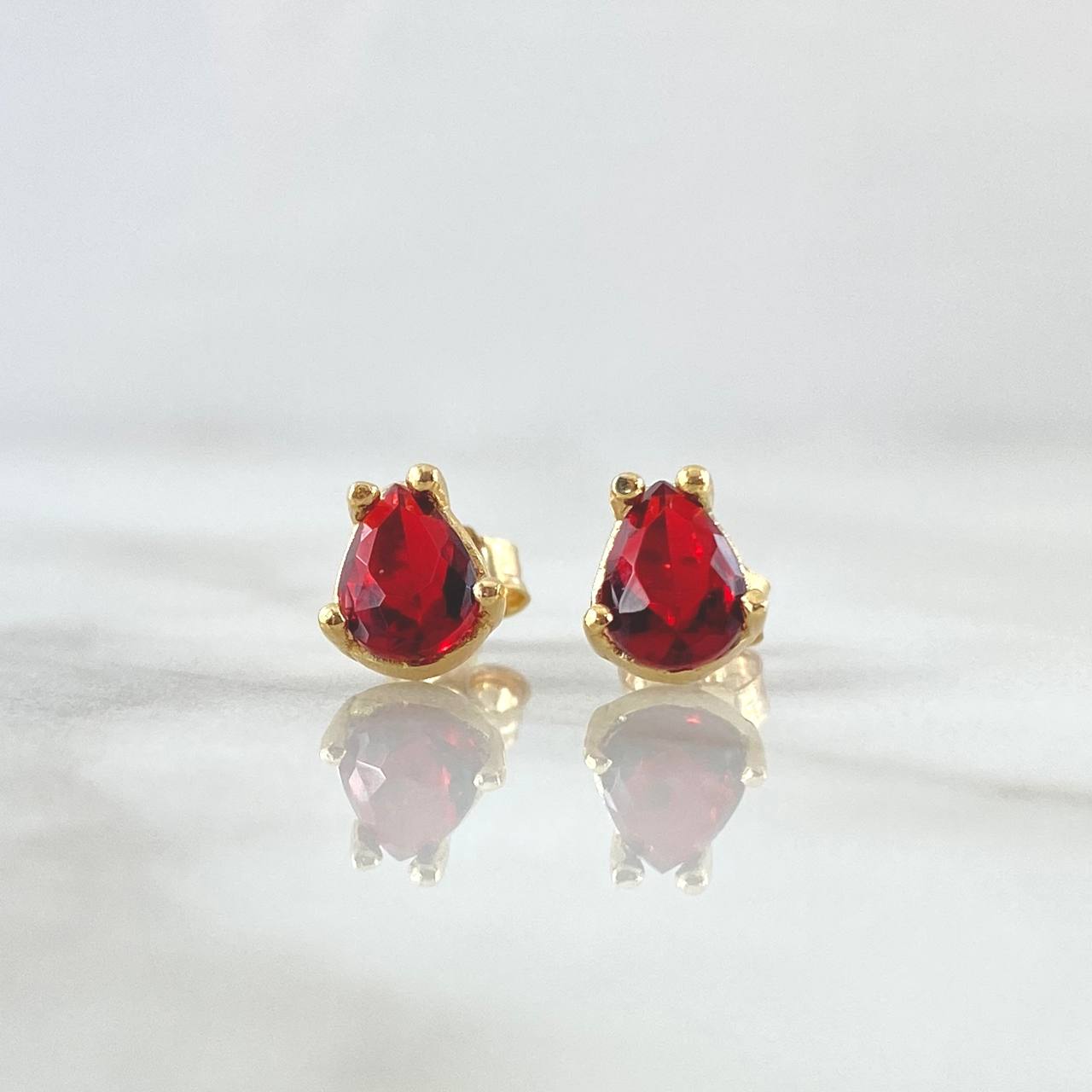 Topos Gota 1.5gr / 7mm Circon Escarlata Broche Mariposa Oro Amarillo 18K