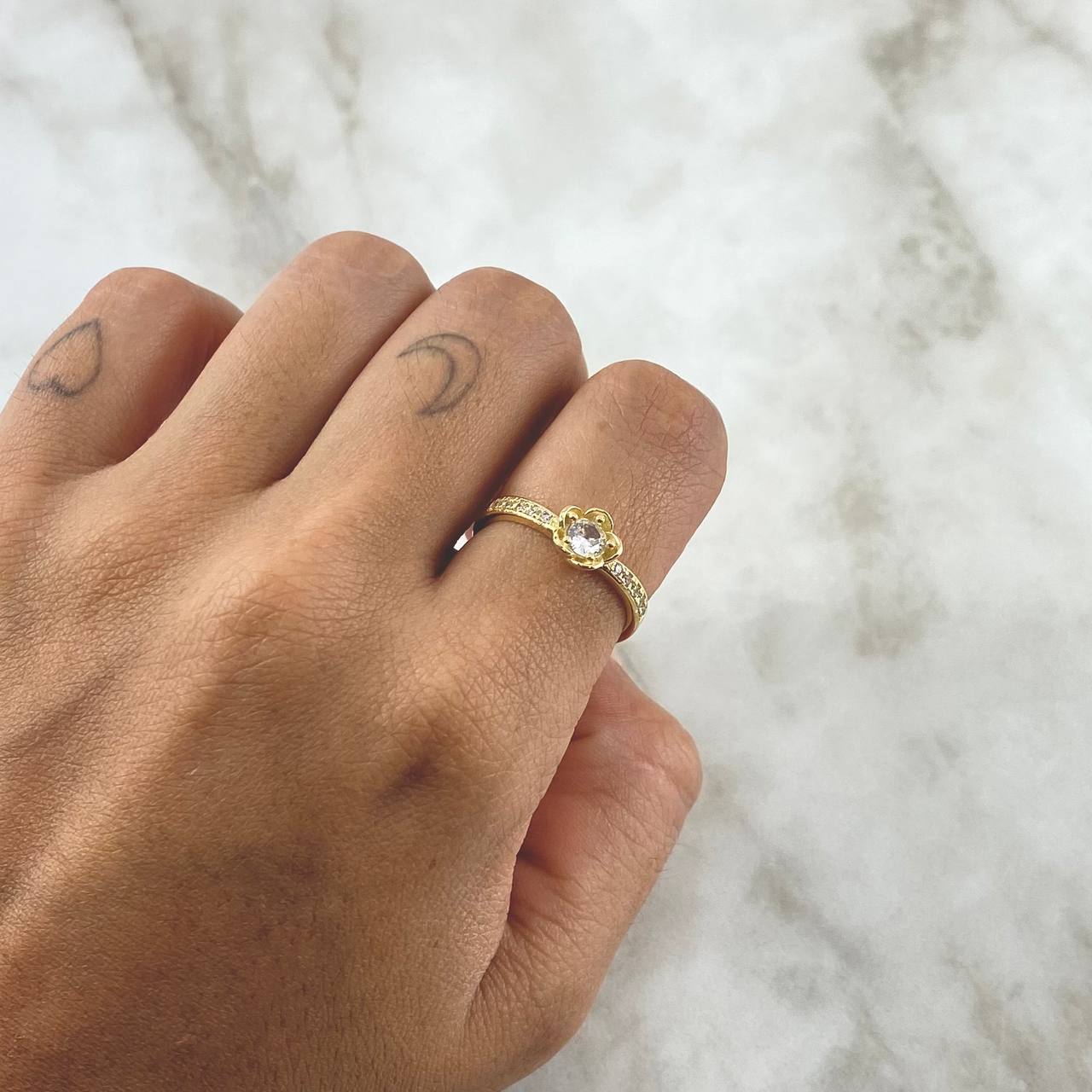 Anillo Flor Tulipan 2.75gr / T7 3/4 / Circones Blancos Oro Amarillo 18K *