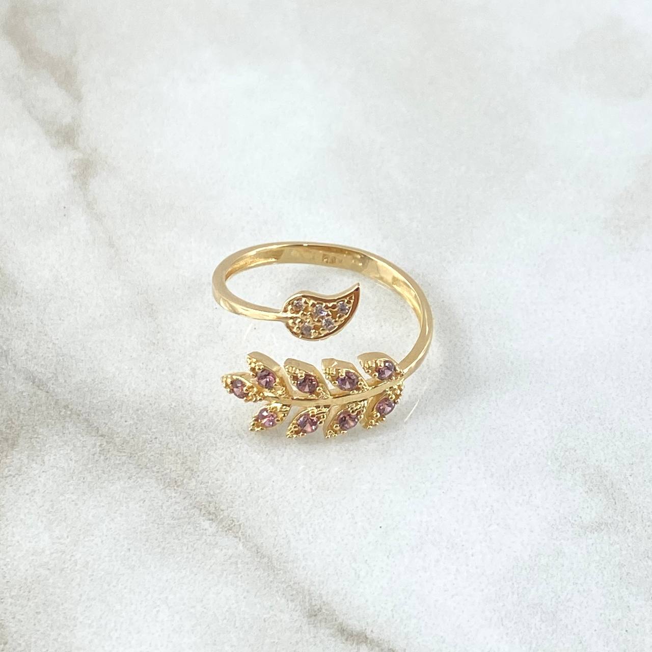 Anillo En Hojas 2.55gr / T7 1/2 / Circones Lilas Blancos Oro Amarillo 18K *