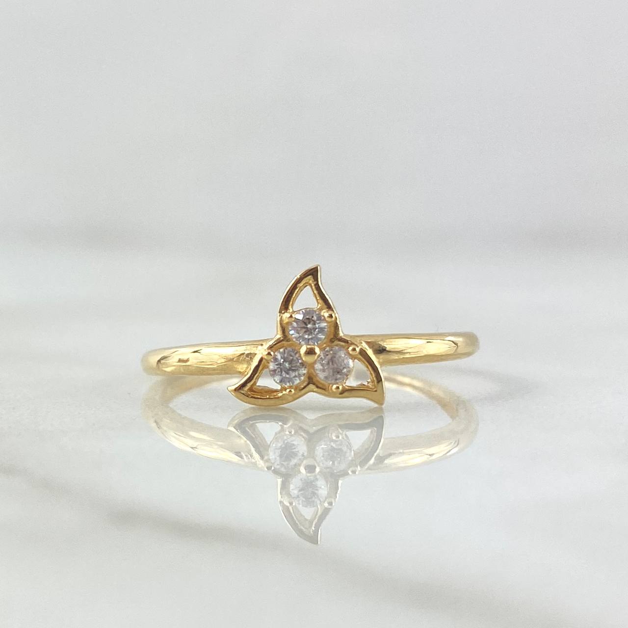 Anillo Flor Trillium 1.5gr / T7 / Circones Blancos Oro Amarillo 18K *
