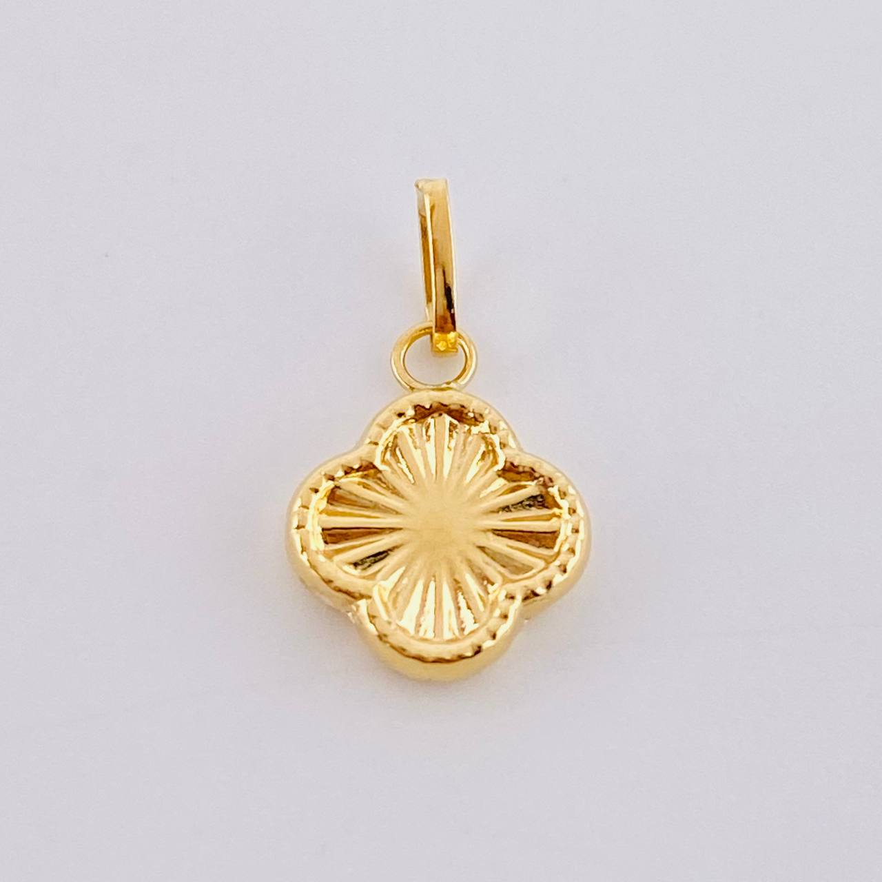 Dije Trebol Dorado 0.4gr / 1.5cm / Oro Amarillo 18K