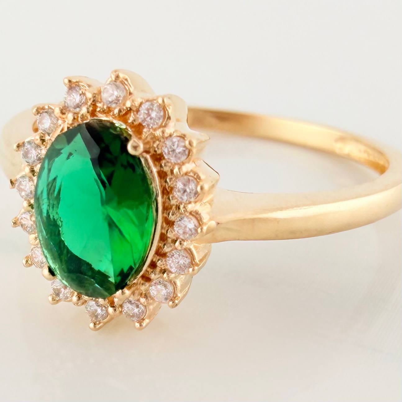 Anillo Halo Ovalado 2.4 g / T7 1/4 Oro Amarillo 18K