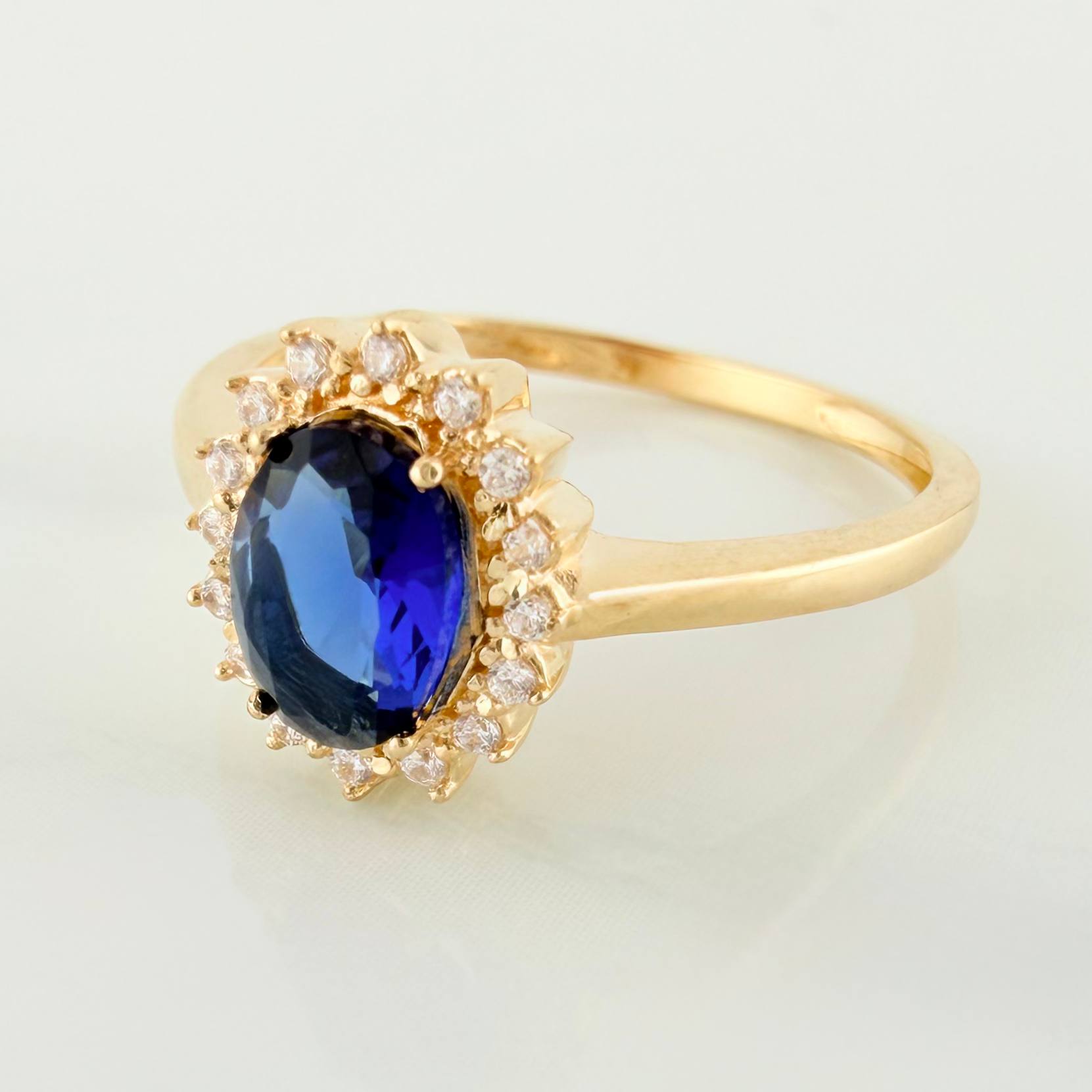 Anillo Halo Ovalado 2.2 g / T6 3/4 Oro Amarillo 18K