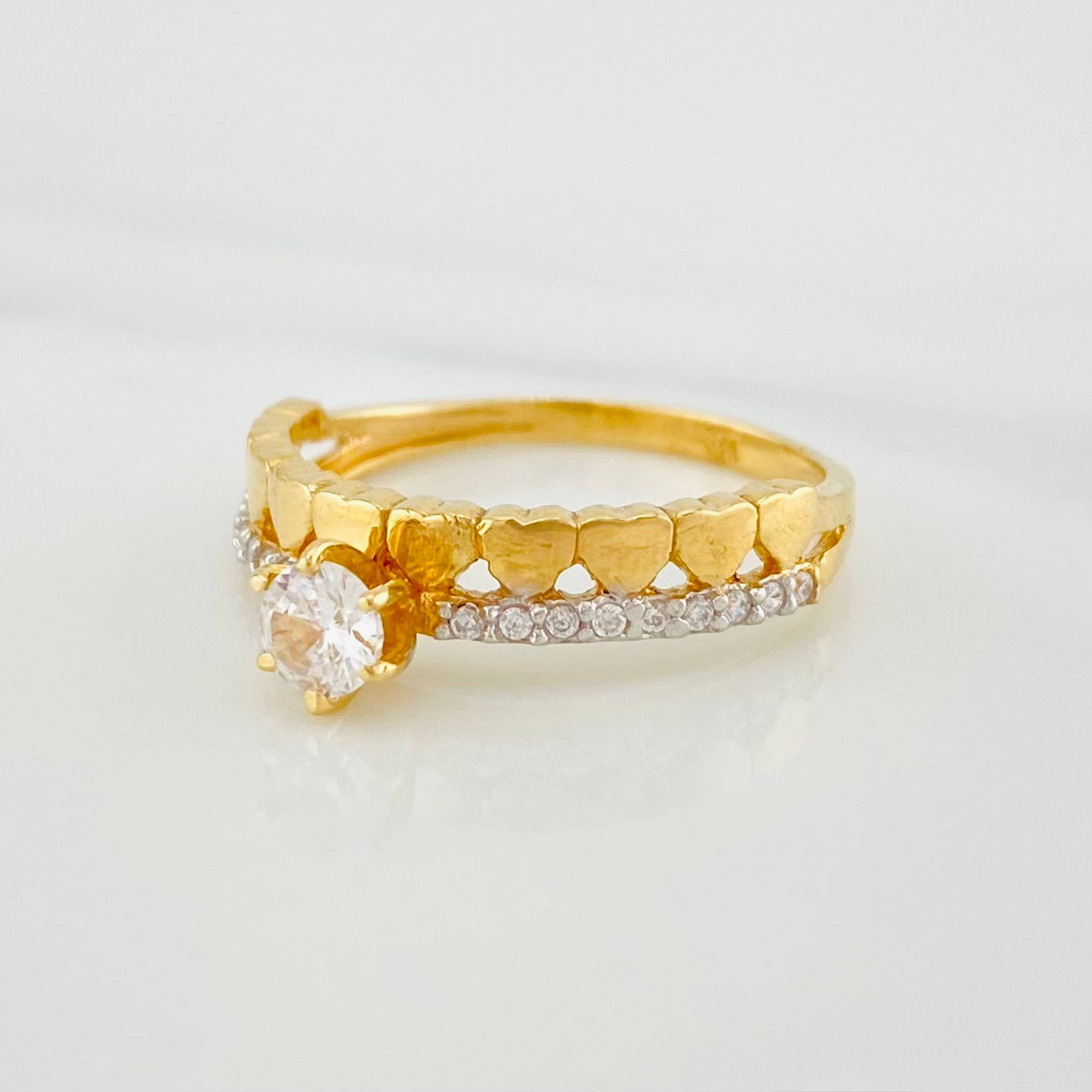 Anillo Solitario Carril Corazones 2.3 g / T6 1/2 Dos Oros Amarillo Blanco 18K