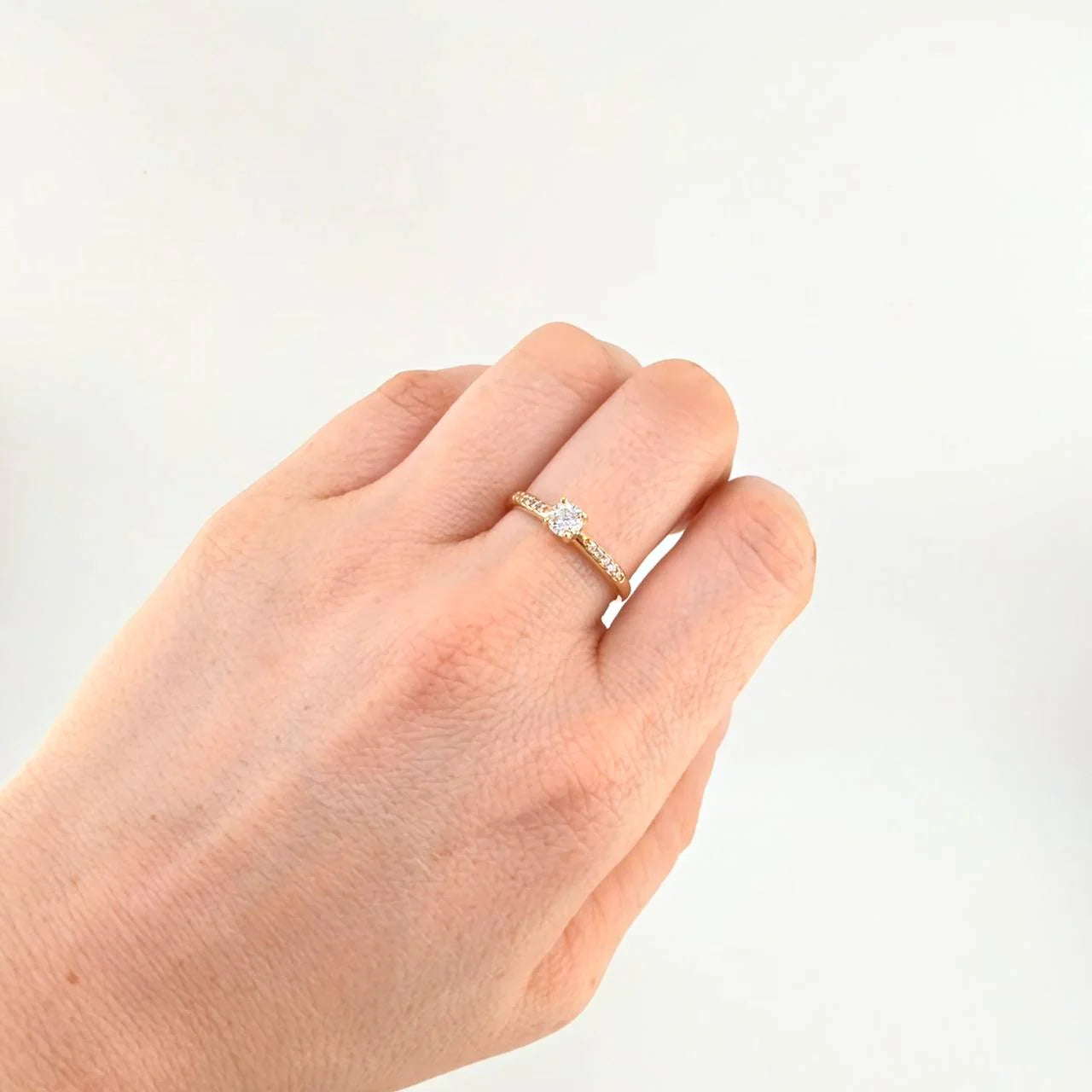 Anillo Solitario Cuatro Garras 2.1 g / T6 1/2 Oro Amarillo 18K