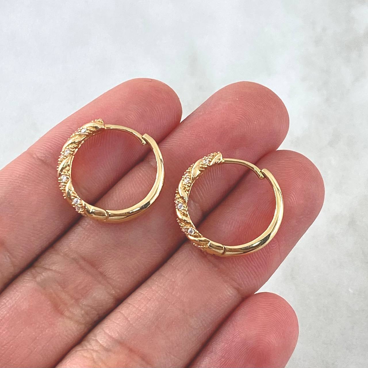 Candongas Baston 3.4gr / 1.7cm / Circones Blancos  Oro Amarillo 18K ©