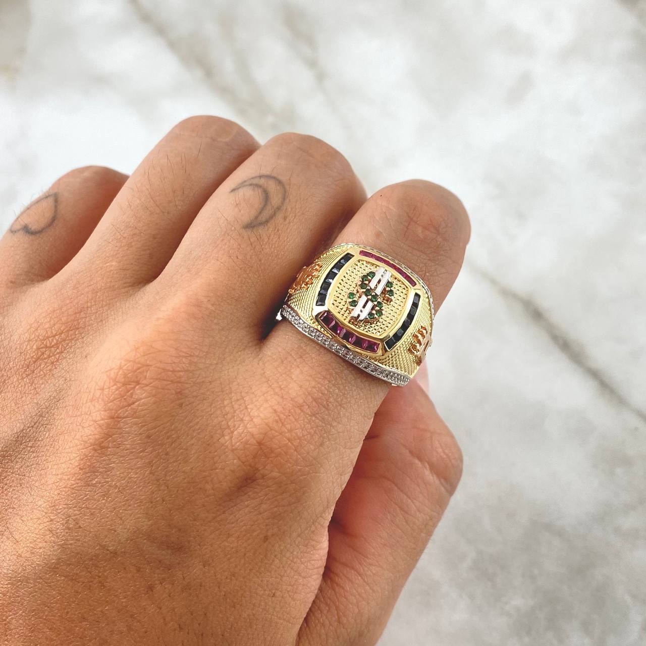 Anillo Sello Signo Dólar 10.8gr / T9 3/4 / Abultado Circones Multicolor Tres Oros 18K *