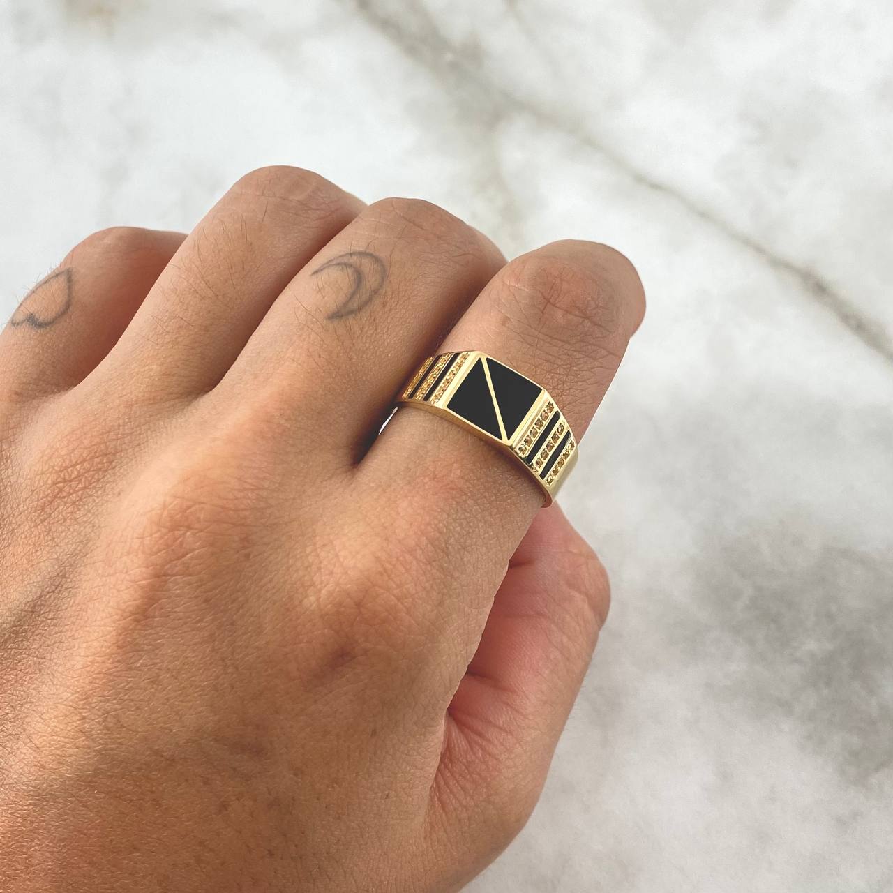 Anillo Cuadro Dividido 4.15gr / T10 1/4 / Resina Negra Circones Blancos Oro Amarillo 18K
