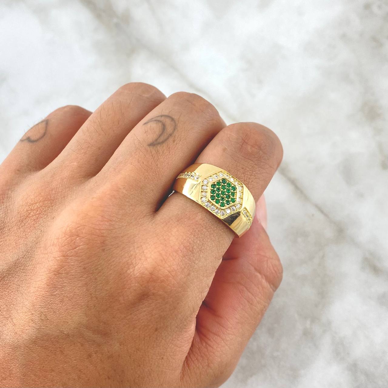 Anillo Panal Hexagonal 5.9gr / T9 1/4 / Circones Blancos Y Verdes Oro Amarillo 18K