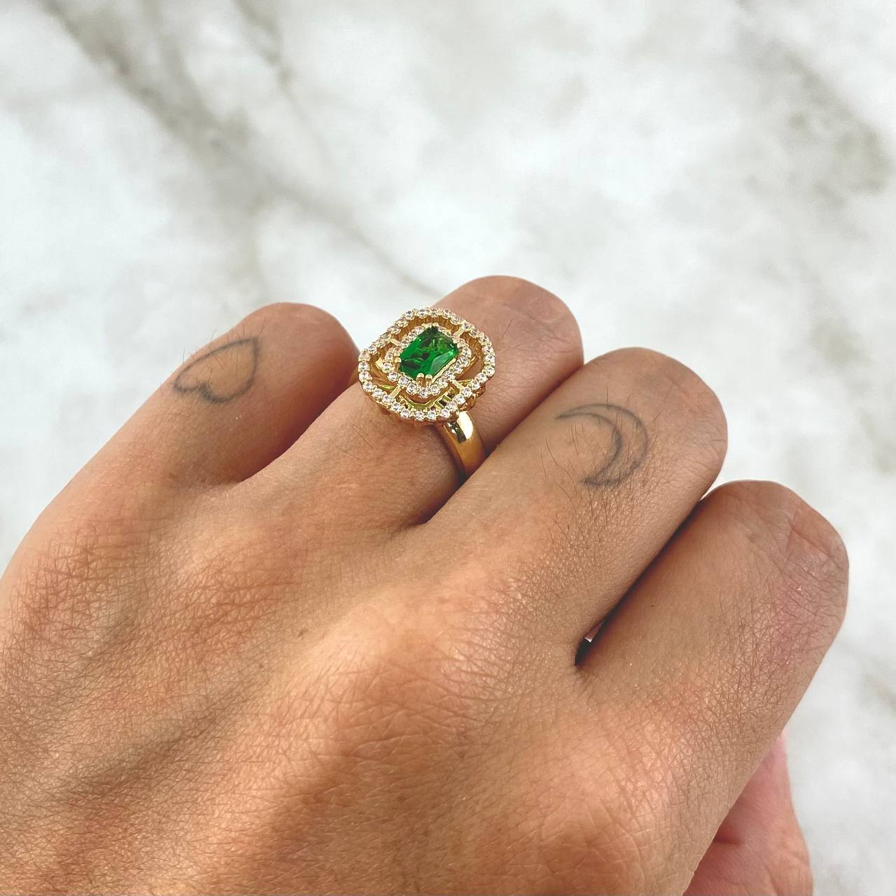 Anillo Solitario Halo En Doble Cuadro 3.8gr / T5 3/4 / Circones Blancos Y Verde Oro Amarillo 18K