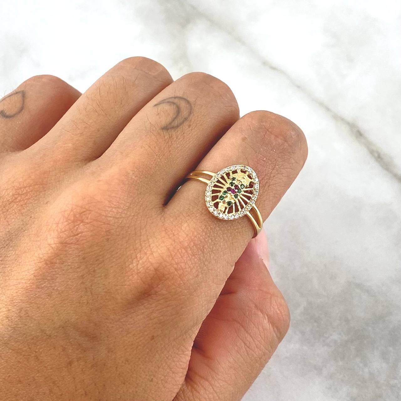 Anillo Virgen Guadalupe En Red 2.3gr / T9 3/4 / Circones Blancos Verdes Y Fucsias Oro Amarillo 18K