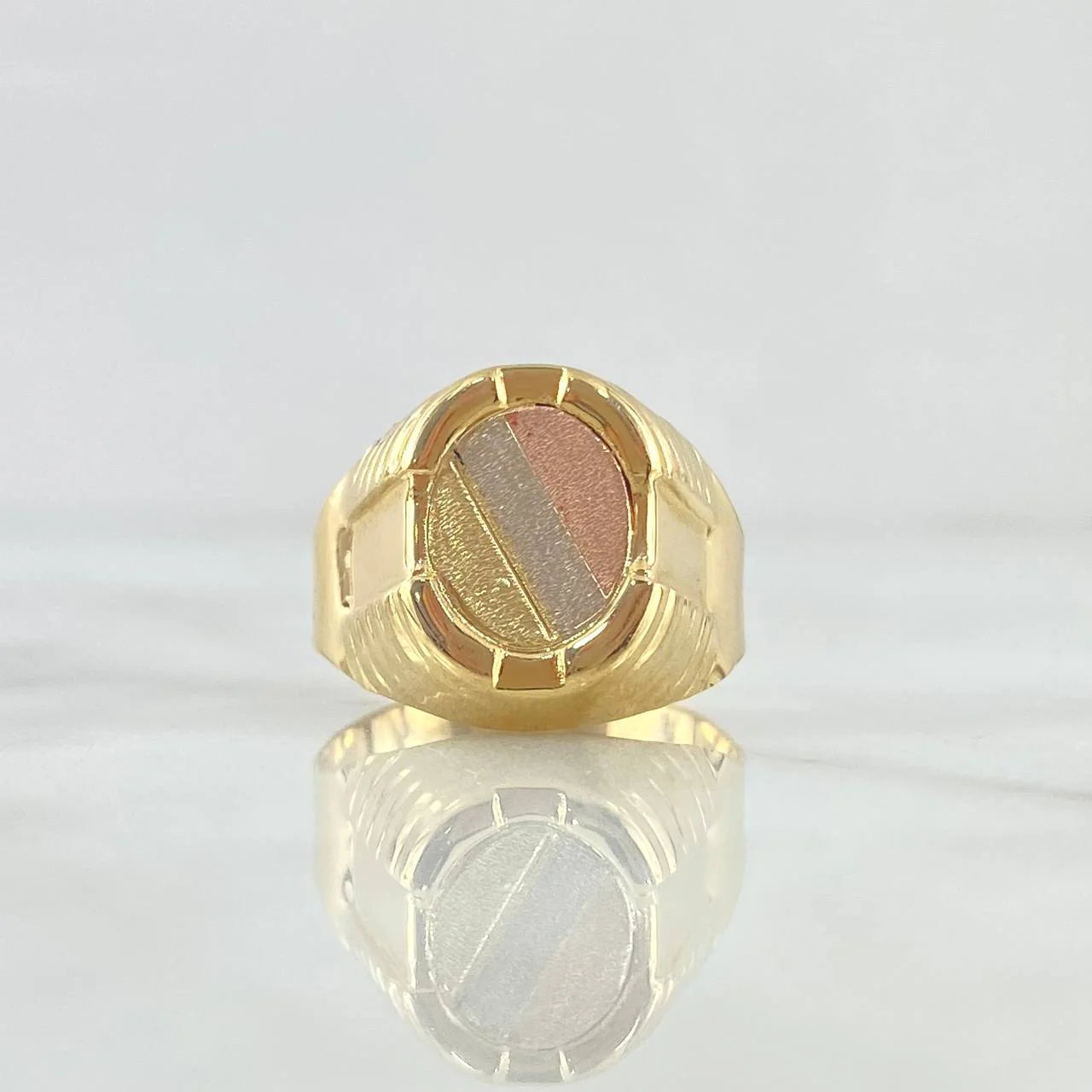 Anillo Sello Ovalo Con Marco 3.2 g / T10 3/4 Tres Oros 18K
