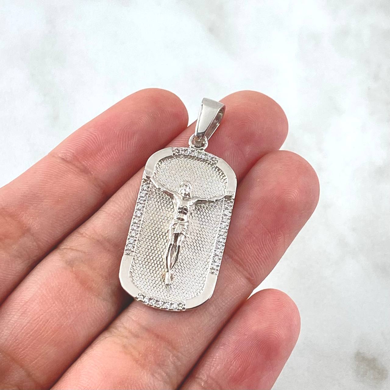 Dije Cristo Placa Texturizada 5.4gr / 5cm / Oro Blanco 18K ©