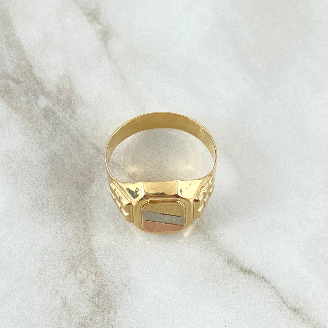 Anillo Sello Rectangulo Con Marco 4.65gr / T7 3/4 / Texturizado Tres Oros 18K